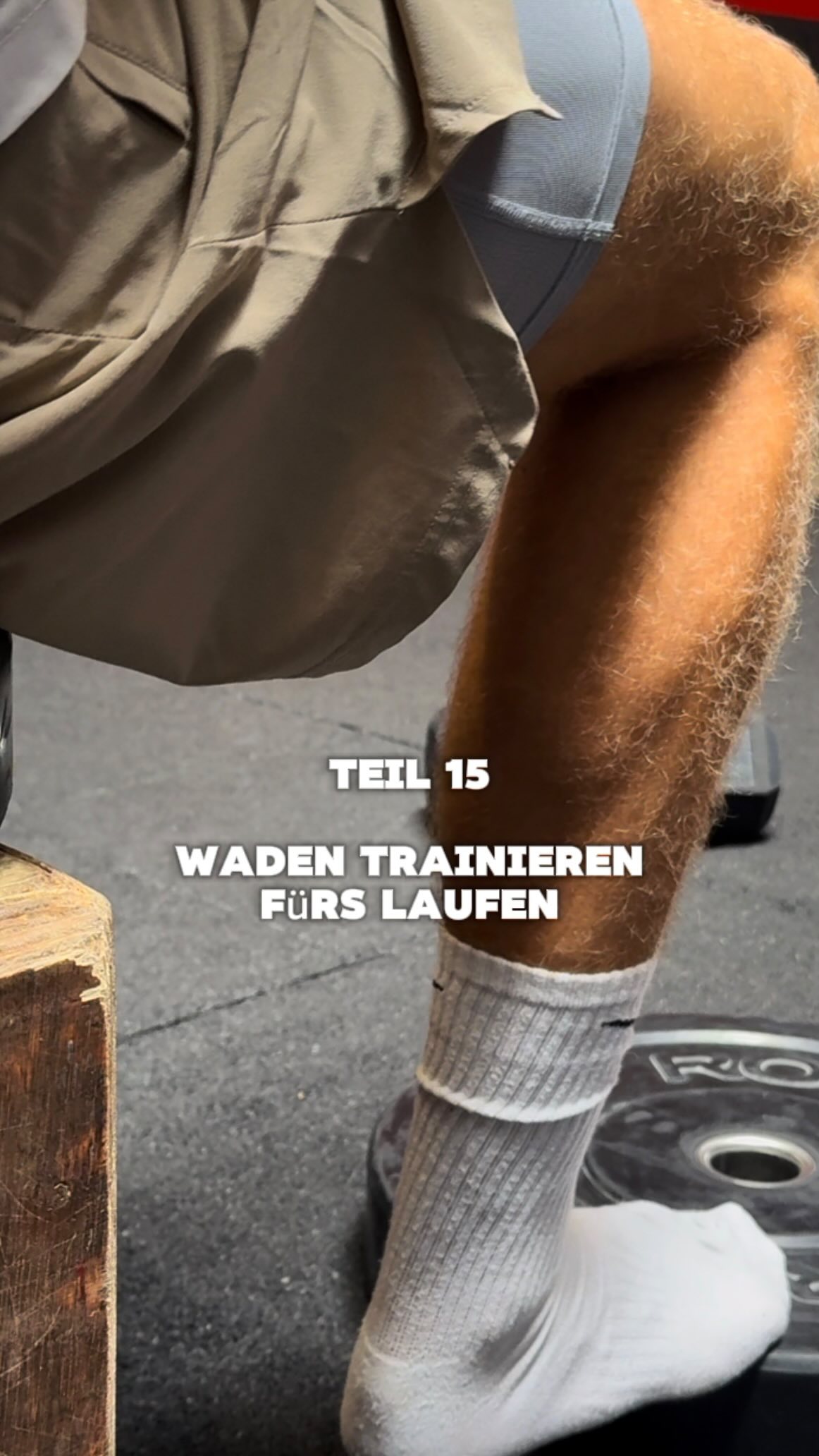 So trainierst du deine Waden richtig fürs Laufen ⬇️
Die Wadenmuskulatur erfüllt weit mehr Aufgaben als reine Plantarflexion. Sie trägt maßgeblich zur Stoßdämpfung bei, reguliert die Verzögerung beim Bodenkontakt, speichert elastische Energie und gibt diese im Abdruck wieder frei. Gleichzeitig stabilisiert sie Fuß und Sprunggelenk und beeinflusst damit direkt Laufökonomie und Belastungstoleranz.
Damit diese Funktionen im Alltag und im Sport zuverlässig erfüllt werden, sollte das Wadentraining drei zentrale Qualitäten abdecken:
1. Hohe mechanische Last (progressive Überlastung)
Schwere Wadenheben mit der Langhantel verbessern die Kraftentwicklung und die strukturelle Anpassung von Muskel und Sehne. Eine langsame exzentrische Phase fördert Belastungstoleranz und Kontrolle.
2. Kraft bei gebeugtem Knie (Soleus-Fokus)
Unterstützte einbeinige Wadenheben mit gebeugtem Knie adressieren den Soleus, der beim Gehen und Laufen eine zentrale Rolle spielt.
3. Elastische und reaktive Eigenschaften
Band-unterstützte Pogo-Hops trainieren die Dehnungs-Verkürzungs-Zyklen und verbessern die Fähigkeit, Energie effizient zu speichern und freizusetzen.
Ein leistungsfähiges Wadentraining kombiniert Kraft, exzentrische Kontrolle und Reaktivität.