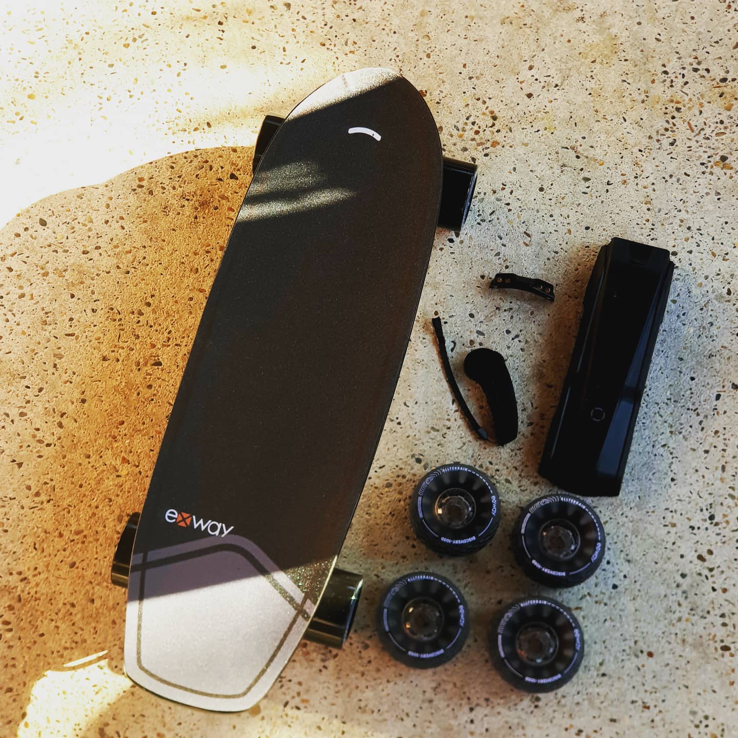 EXWAYWAVE BestPack : CloudWheels 105mm, 1 batterie en plus et des lights à l'avant, le skateboard electrique urbain par excellence...
-Disponible en packs sur notre boutique en ligne.
RIDE ON
@exwayboard6 @icloudwheel
@exwayfrance
#exwayboard #exway #skateelectrique #exwayfrance #esk8fr #esk8france #esk8 #electricskateboard #hightech