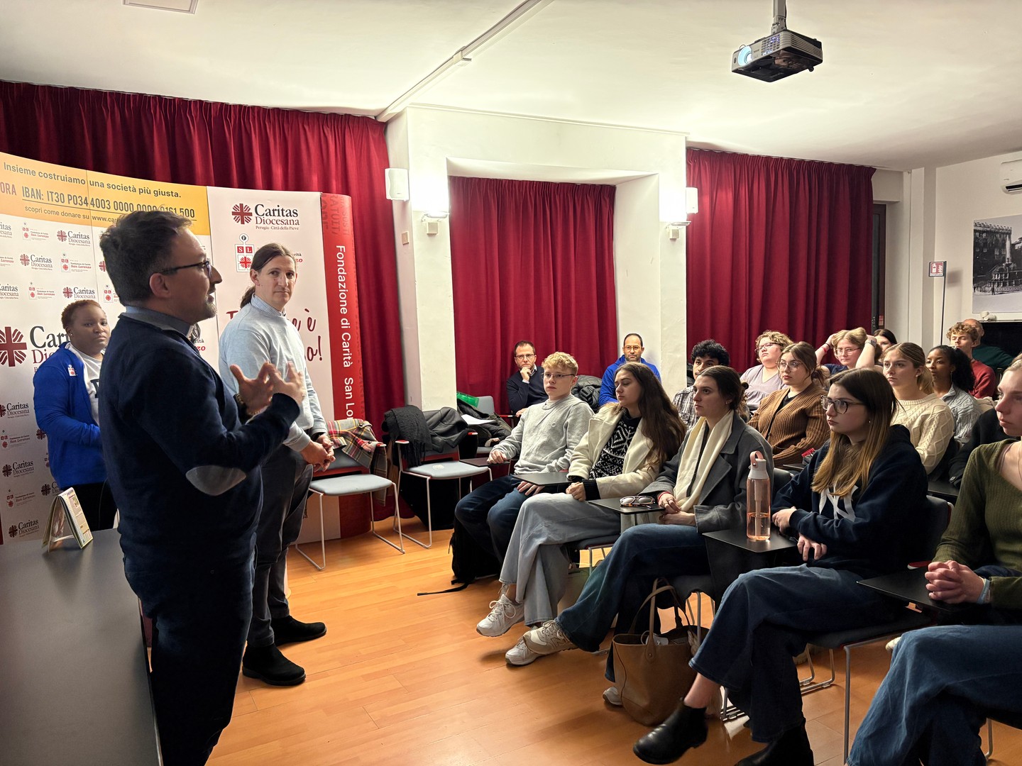 The meaning of sharing 🤝
ㅤ
Students enrolled in the Multicultural Psychology Program (MPP) took part in a hands-on workshop at Caritas Perugia, stepping into the roles of both service users and staff to better understand the realities of poverty and social support.
ㅤ
🛒 At the solidarity emporium, one group used a points card to shop for essential goods.
🍽️ In the soup kitchen, another group planned a practical meal designed for people in need.
ㅤ
The workshop concluded with a meaningful exchange centered on emotions, empathy, and reflection. Caritas volunteers also welcomed us with a delicious meal, creating a special moment of collective sharing.
ㅤ
An immersive and powerful experience made possible by the incredible support and generosity of the Caritas staff — we look forward to continuing this collaboration.
ㅤ
To learn more about the Multicultural Psychology Program at the Umbra Institute, visit umbra.org.
ㅤ
#perugia #caritas #umbrainstitute #community #servicelearning