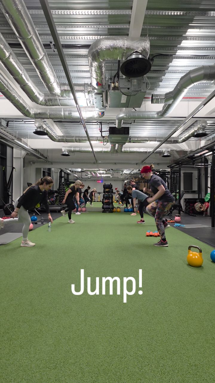 Jump up, jump up, and get down!
Loving the Energy in MOVEFIIT 💪🏻