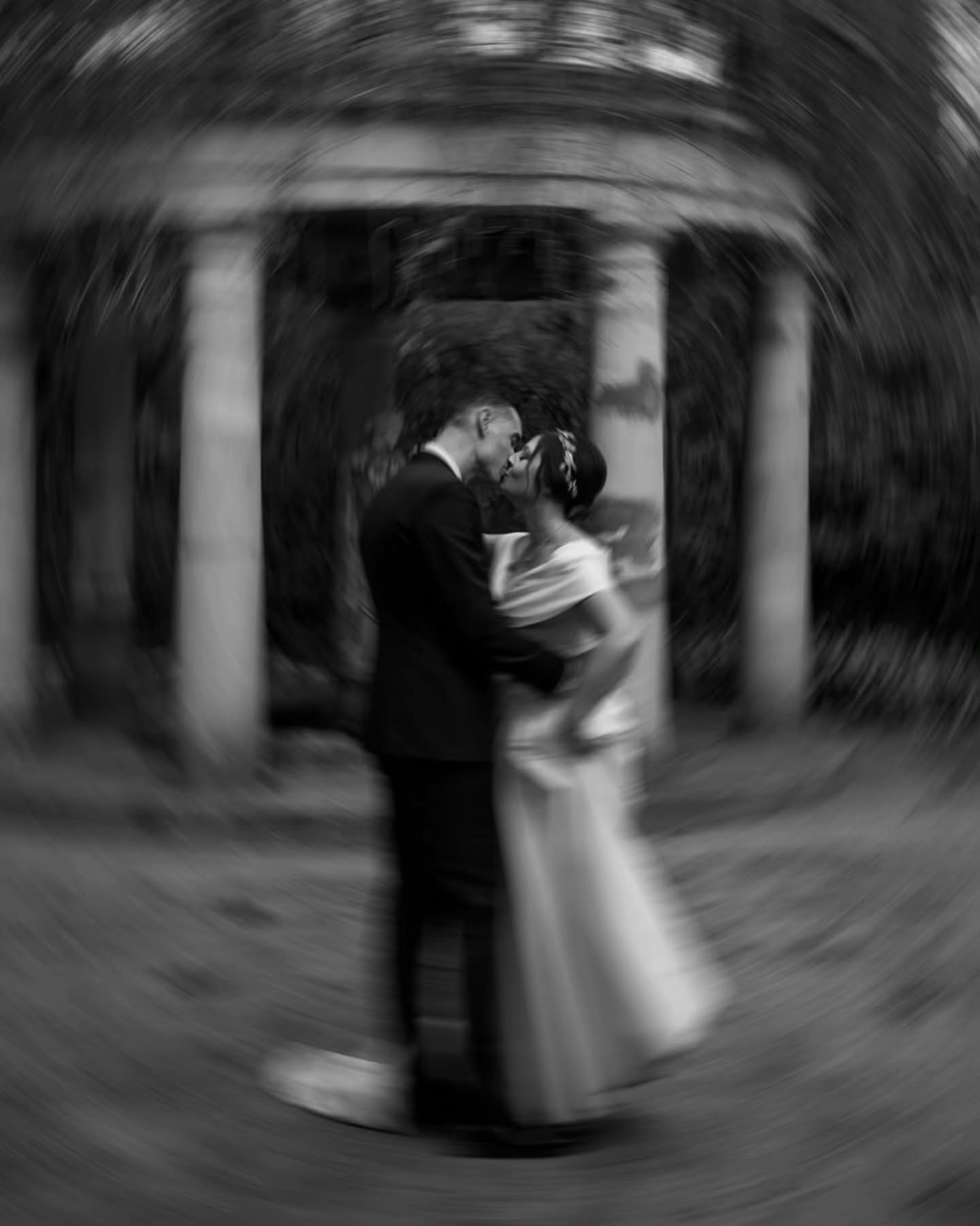 Et voilà, je vous présente enfin le dernier mariage 2025 au @domainedupetitmalherbes !
Une si belle journée camarguaise, dans la belle ville du @legrauduroiportcamargue 🤗 Des mariés qui ont fait le choix de kiffer leur journée comme ils en avaient envie, et qu'est-ce que ça fait du bien ! Gros coup de cœur pour le moment sur le manège au pied de la Mairie du Grau du Roi 💕
Je ne remercierais jamais assez @antoine_ogel & @morganedrlt pour leur gentillesse infini et cette soirée mémorable ✨
Photographe : @manon.wedding.photographer
Domaine : @domainedupetitmalherbes
Traiteur : @les_dinettes_a_roulettes_
Coordinatrice : @weddingplanner.smartmoments
Mise en beauté Mariée : @maquilleuse_mariee
Mise en beauté Marie : @ad.makeup._
Robe : @lililamariee
Costume : @costumesspinelli
Fleuriste : @creaphemere
Bijoux : @swarovski
DJ : @dj_taek_cut
Alliances : @theblackalchemy @mauboussin_lyon