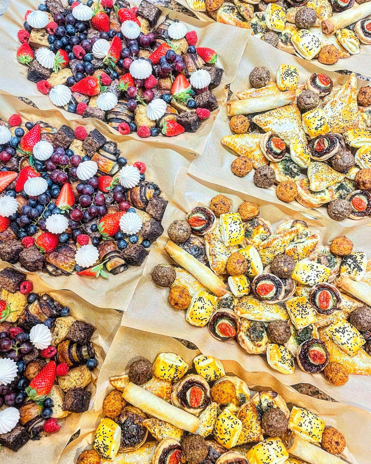 Sweet & Savoury Platters
@mannaukmeirpanim #receptionfood #nibbles #fingerfood #bourekas #falafel #rugelach #biscotti #instafood #kosherlondon #koshercateringlondon