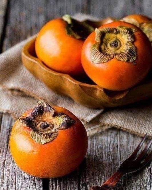 The yellow-orange #persimmon fruit is an excellent source of fiber, Vitamin A and C, Vitamin B6, potassium and the mineral manganese. Persimmons are fat-free and are a good source of healthy carbohydrates and natural sugar. The two most common varieties of persimmons are fuyu and hachlya
#healthy #fruits #season
#cachi #goodforyou #fiber #vitamins #goodness
#themediterraneanway #lifestyle #thehealthychef @carmelo_carnevale #carmelocarnevale #chefmed2019
