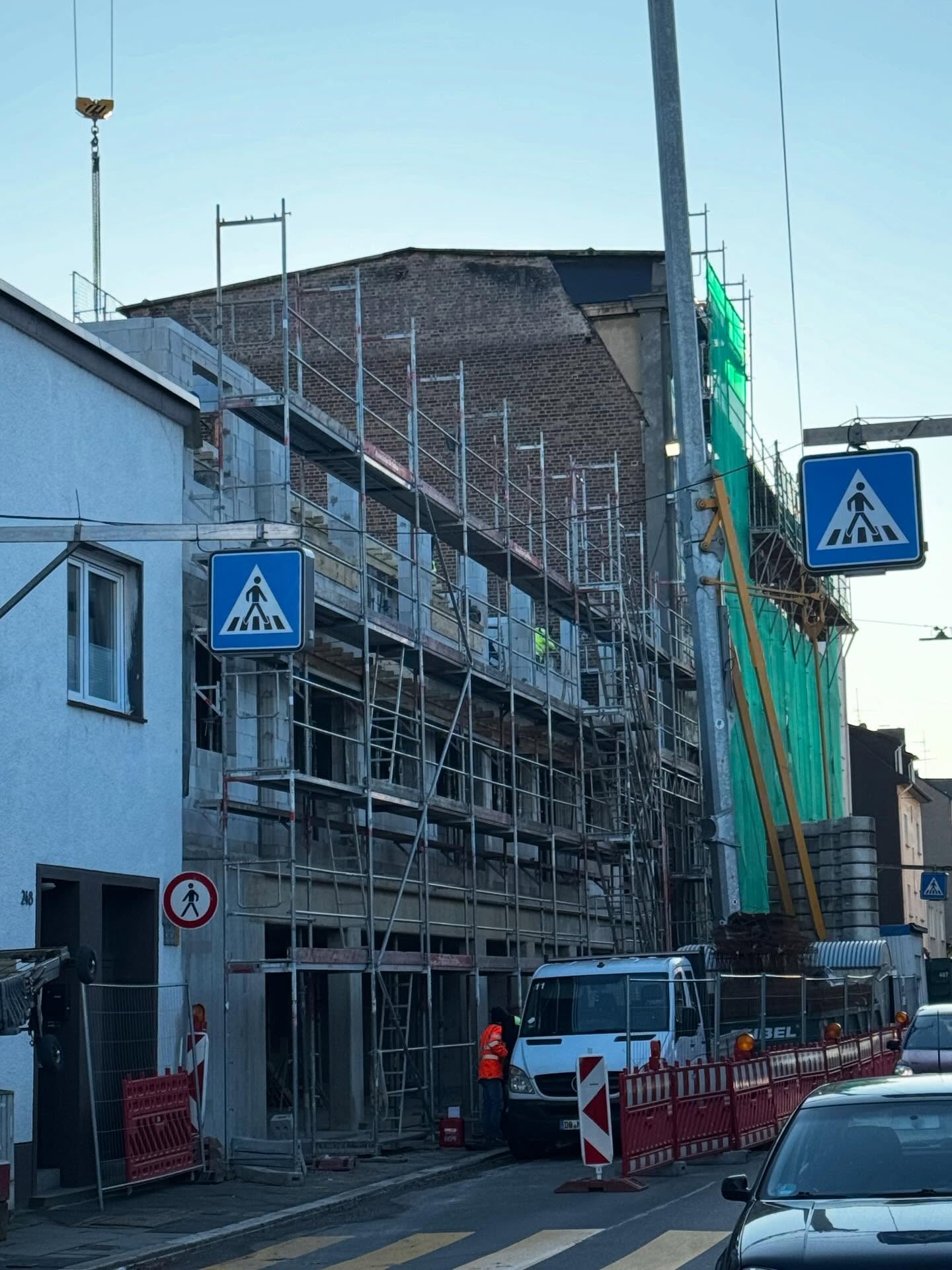 Ein fantastischer guter Morgen mit einem kleinen Update aus unserem Projekt Maschinenfabrik 🏭Gebrüder Meyer in der Wittensteinstraße. 🚧✨
Der Anbau am Denkmal hat bereits die zweite Etage erreicht – zwei Stockwerke noch, dann steht der Rohbau. 🏗️
Auch im historischen Gebäude wird schon fleißig gearbeitet. 👷🪛
Hier entstehen einzigartige Denkmal-Loftwohnungen für junge Paare und Studenten, während im Neubau moderne und effiziente Studentenapartments realisiert werden.
Besonders wichtig ist uns das Gemeinschaftsgefühl:
Eine großzügige Lounge mit verglastem Co-Learning-Bereich, eine große Sonnenterrasse zum Grillen und Zusammensitzen, eine Gemeinschaftsküche sowie ein eigener Waschsalon sorgen dafür, dass Wohnen hier mehr bedeutet als nur vier Wände. Wir möchten Raum schaffen, in dem Menschen sich begegnen, gemeinsam lernen, kochen und leben – nicht nur digital, sondern ganz real.
Die Wohnungen sind überwiegend barrierefrei – im Neubau vollständig, im Denkmal teilweise – und verbinden historischen Charme mit zeitgemäßem Wohnkomfort.
Wir sind gespannt, wie großartig dieses Projekt wird. 💫
#Denkmalimmobilie #Studentenwohnen #Loftliving #Projektupdate #Gemeinschaftswohnen
