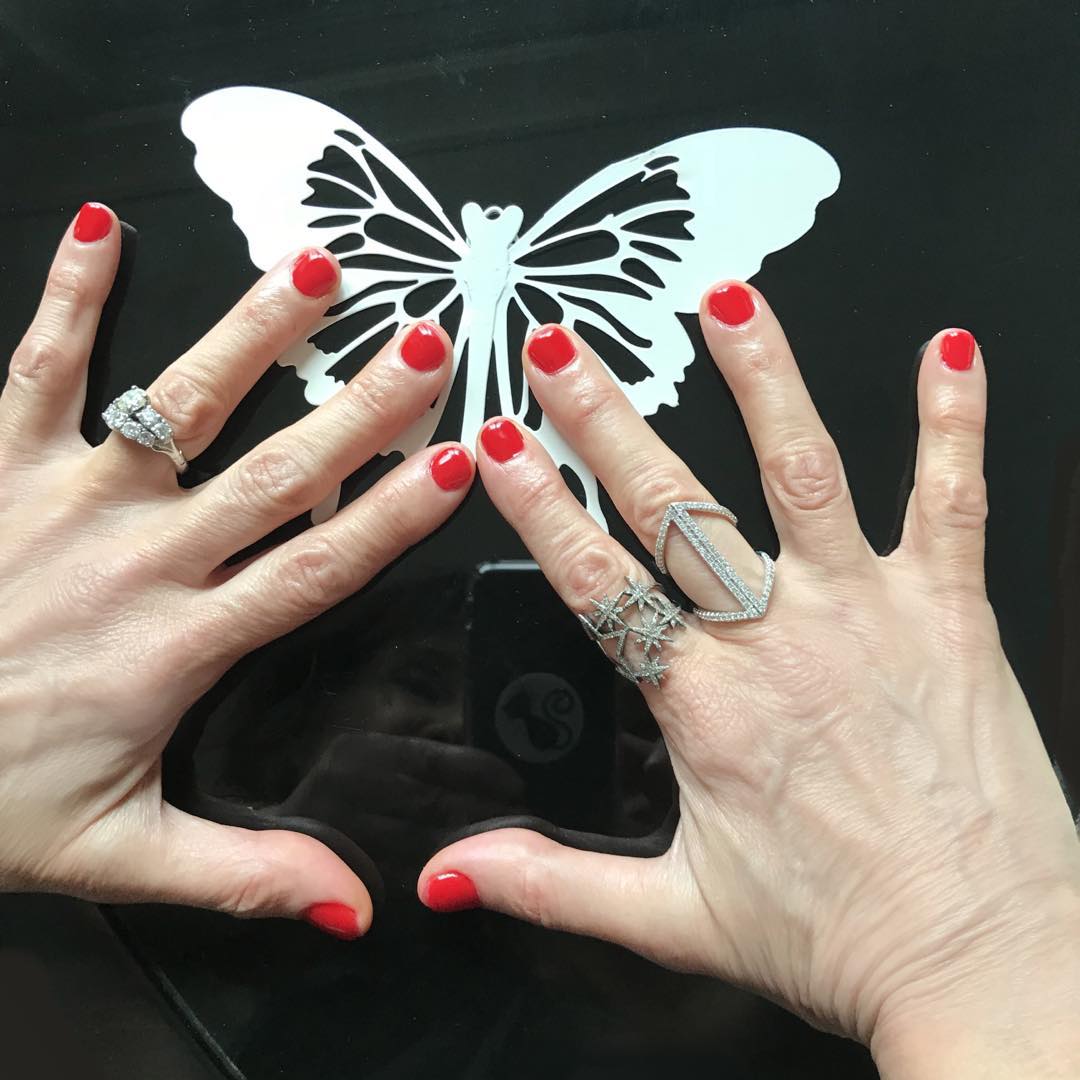 Beautiful summer No Chip Nails at The Waldorf Astoria. My On-Site Set-Up Travels To You!
#red#Nochip#onsite#waldorfastoria#chicago#nailsbyliz