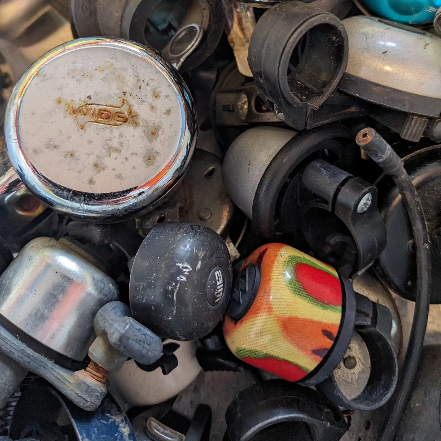 We hebben weer een lading bellen opgehaald bij 2switch Arnhem! De rinkel bellen gebruiken we voor de tring-ding makerkits, maar we hebben ook veel ander type bellen over. Mocht je hiervoor een mooi idee hebben binnen kunst/techniek/educatie, laat het ons weten! We hebben kratjes vol.
#maakonderwijs