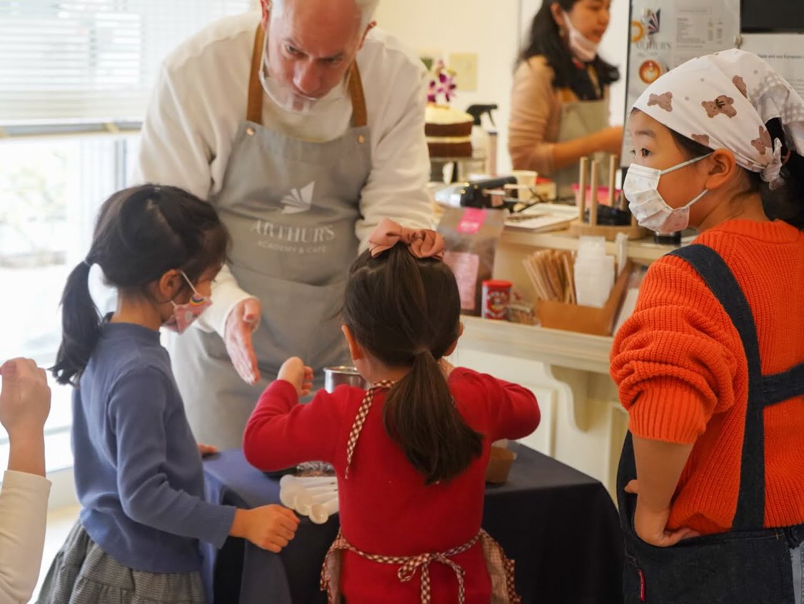 今年のバレンタイン(2/14土曜日)はイギリス発祥のRed Velvet Cupcakeのクッキングレッスンを15時〜開催予定です。イギリス英語で解説しますので英語のレッスンも兼ねた特別クラスです🇬🇧クッキングレッスンの後は英国菓子のBake Saleも16:30〜開催します。また2/15(日)15時〜は、英語のリスニング強化を目的としたCinema Partyを開催予定で、バレンタインに因んだ英語の映画を鑑賞しながら簡単なお菓子作りも行います。映画を観ながらの軽食もお楽しみ頂けます!会員様はチケットのご利用が可能で非会員様の単発でのご参加も可能です。ご参加の申込はinfo@arthursconsulting.comまで参加希望のクラス、参加人数と氏名、年齢をお送りください。ぜひ広尾で英国のバレンタインの雰囲気を感じられる機会をお楽しみください。 -ARTHUR’ S ACADEMYはケンブリッジ大学教育学部卒のDamien Arthurが日本初の英語のカリキュラムを構築し、ケンブリッジ大学が監修するテキストをベースに世界標準の英語を学ぶスクールです。グループレッスンの主な対象年齢は幼児から高校生、プライベートレッスンは学生から社会人の方まで幅広い年齢層の方々が通われています。無料体験レッスンをご希望の方はinfo@arthursconsulting.comまでお気軽にお問い合わせください。インターナショナルスクールやボーディングスクールの受験対策(British School Tokyo, ASIJ, ISSH, UST, Harrowなど合格実績多数)やケンブリッジ英検対策、IELTS 対策の他、英国留学のサポート、英国でのガーディアン手配等も行っております。
#英国留学 #イギリス英語 #広尾 #恵比寿 #ボーディングスクール