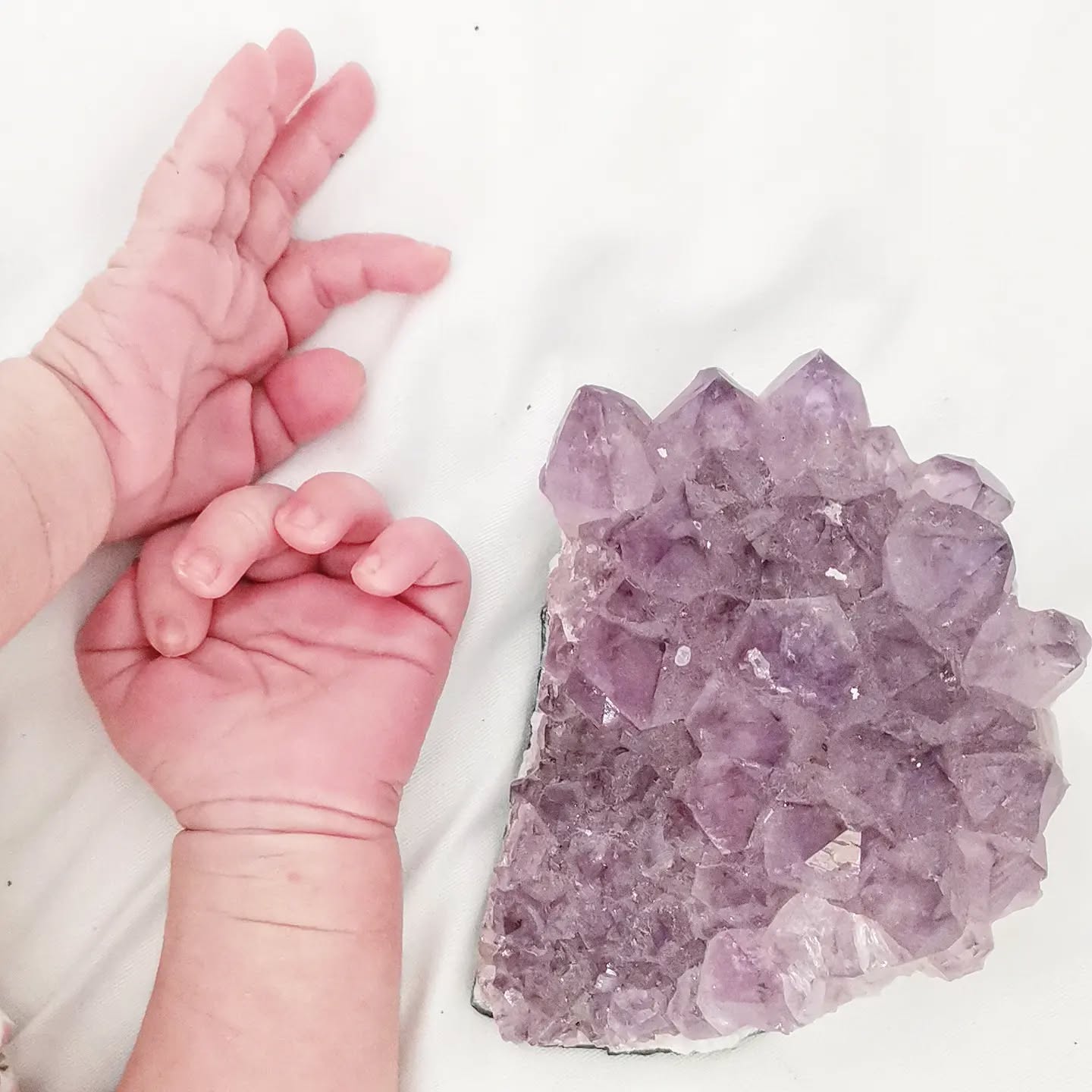 Na Jami encontras amor ❤️ encontras uma energia de dedicação de corpo e alma. Quando compras um cristal, um óleo essencial ou realizas um curso, estás a envolver te numa bolha de energia que todos os dias nos empenhamos para entregar 🥰
A Jami resulta das nossas vivências no dia a dia, daquilo que vamos aprendendo e absorvendo 😊
Pela segunda vez embarcámos na aventura de extender a nossa alma, o nosso amor, a nossa vida, à vida de outro ser 🥰
Ser pais tem sido um poderoso recurso no nosso crescimento pessoal e evolução espiritual. Aprendemos que o amor está nas coisas mais simples, a dar ainda mais valor ao momento presente, a ser (muito muito mais) pacientes, a confiar ainda mais no universo e mais um número incontável de aprendizagens!
A Jami é o nosso meio de partilhar tudo aquilo que experiênciamos, as técnicas que usamos para lidar com os desafios que a vida nos trás e os meios de manter a nossa união, a nossa plenitude a a harmonia na vida, mesmo nos momentos em que à nossa volta parece existir um furacão. Como por exemplo tudo o que partilhamos na formação de terapeuta holístico, no programa de abundância e manifestação ou ainda por exemplo no programa de aceitação, perdão, gratidão... E muito em breve teremos mais 🥰
Não esperes encontrar na Jami, uma loja/negócio comum... E agora, ainda mais, sabemos escutar o universo, percorrer um caminho no ritmo certo, e na Jami o nosso trabalho é envolvente, uma encomenda é um conjunto de energia, um curso é uma exteriorização daquilo que vivemos interiormente e no final esperamos sempre que desse lado consigamos despertar uma mudança positiva, trazer algo bom e que traga também evolução.
Agradecemos-te por estares desse lado e regressamos assim, após um período de mudanças, às nossas partilhas aqui e na newsletter, para partilhar contigo a Jami. Continua a acompanhar-nos para receberes novidades e dicas para o teu dia a dia 🥰