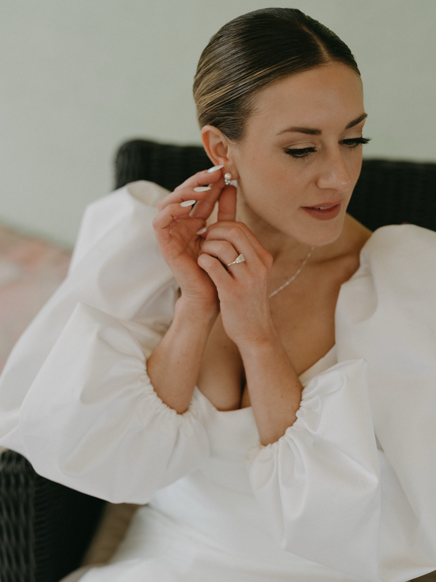 Let’s talk about how makeup translates to professional photos vs in person/iphone.
The first two photos are professionally shot and edited by @kirnosphotography. The last 3 were taken on my iPhone in regular and portrait mode. You can see based on lighting how shimmer can translate differently. This is also due to the editing style of the photographer that you choose. What I love about this comparison though, is they both stay pretty consistent with how much the makeup shows. The lashes were such an important part of this natural look to keep the makeup from being too washed out on a professional camera.
If you’re a bride who doesn’t wear makeup frequently but wants to still feel like a bride, this look is a must save!