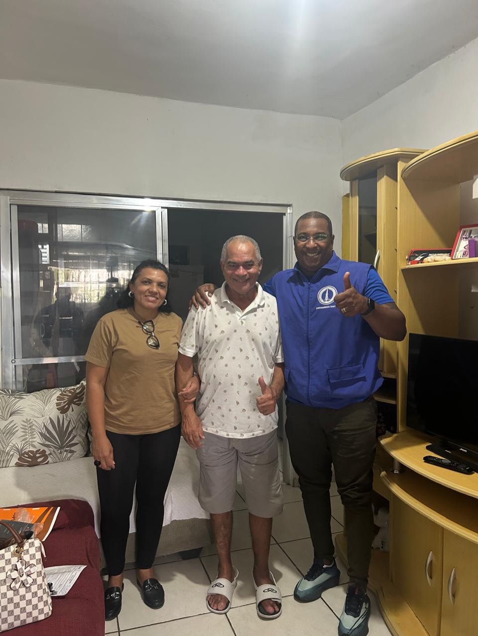 Ontem, os diretores do Sindminérios Santos, Manoel Idelzamar e José Ricardo, juntamente com a assistente social Irene Lages, estiveram na residência do Sr. José Antônio de Oliveira, funcionário da empresa Granel Química.
A ação teve como objetivo oferecer apoio social, orientação e acompanhamento quanto às necessidades de saúde e bem-estar do trabalhador.