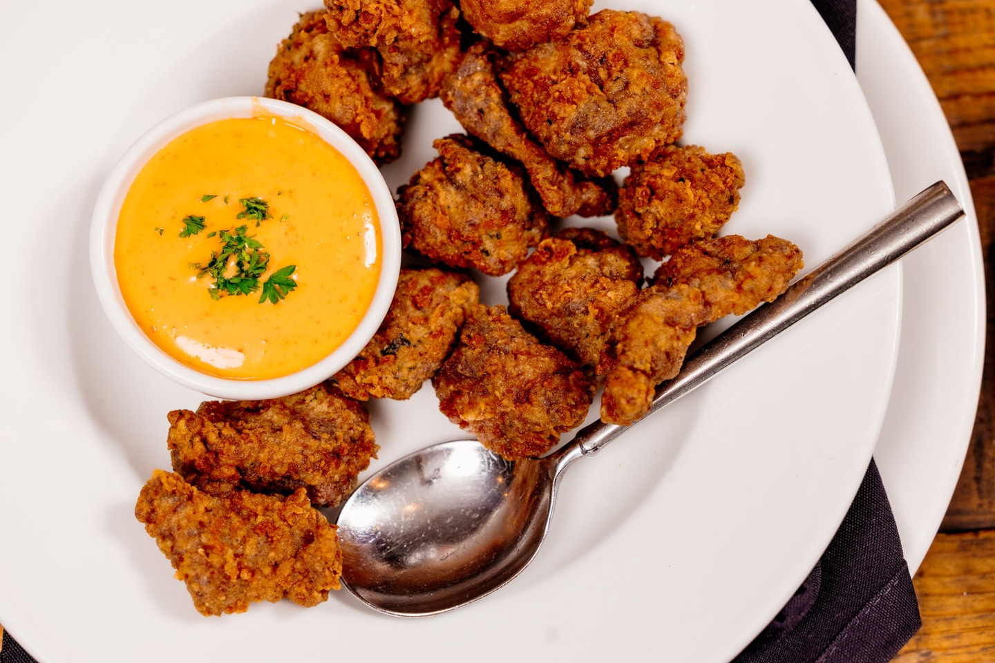 Built to start the meal right, our Siciliano Steak Bites hit hard with Italian-breaded tenderloin and brings the heat with sriracha aioli.