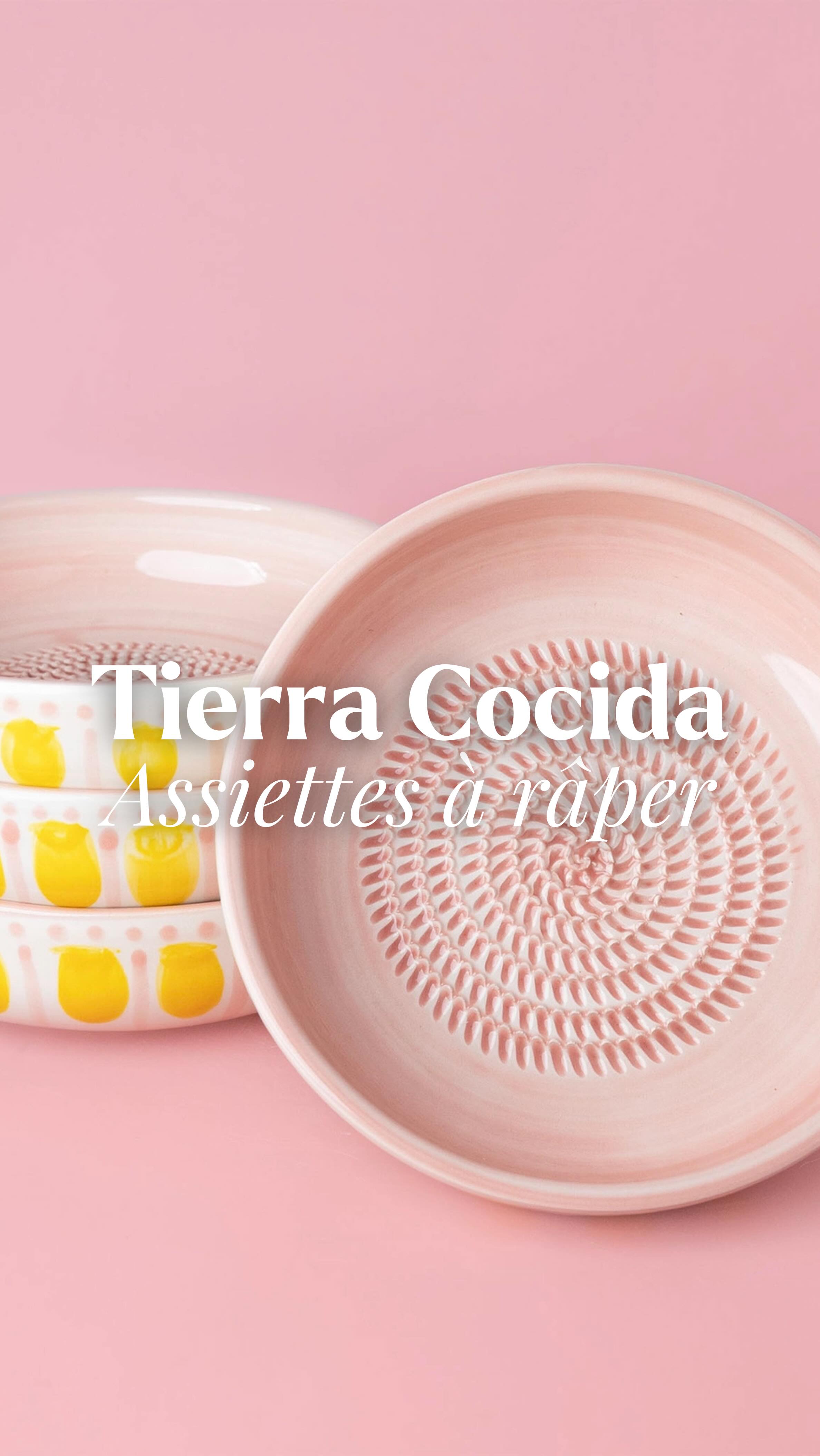 🍋 Quand la cuisine devient (vraiment) créative
✨ @tierracocida.ceramica , la jolie marque espagnole qui transforme les gestes du quotidien en petits plaisirs culinaires.
Leur assiette à râper, aussi esthétique qu’ingénieuse, permet de râper directement amandes, tomate, ail ou gingembre… et de préparer sauces, pestos ou prémélanges sans salir mille ustensiles (on valide déjà 👍).
Disponible en deux tailles et en deux coloris lumineux : Confettis et Soleil Corail. 💛
Et pour prolonger les bienfaits de la saison, découvre aussi le kit citron-gingembre : parfait pour préparer facilement ta décoction maison et affronter la fin de l’hiver tout en douceur. 🍵
Un objet beau, pratique… et franchement addictif au quotidien.
📍 À retrouver chez Inspiration Concept Store, 12 rue de Sèze, Lyon 6