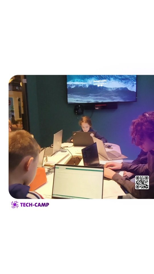 Leuchtmuster bauen, Helligkeit feinfühlen, erste Ampel-Logik und die ersten Bewerbungen am Roboterarm Projekt.
Vom ersten Versuch bis zum ausprobieren, scheitern, verstehen, verbessern. Alles zusammen im Team.
Grundlagen gelegt, morgen wird’s smart. Mehr Automationen, mehr Kreativität, mehr „wow“.
#Workshop #Jugend #Coding #Making #SmartHome #Ampelschaltung #Roboterarm #Teamwork #LernenDurchMachen