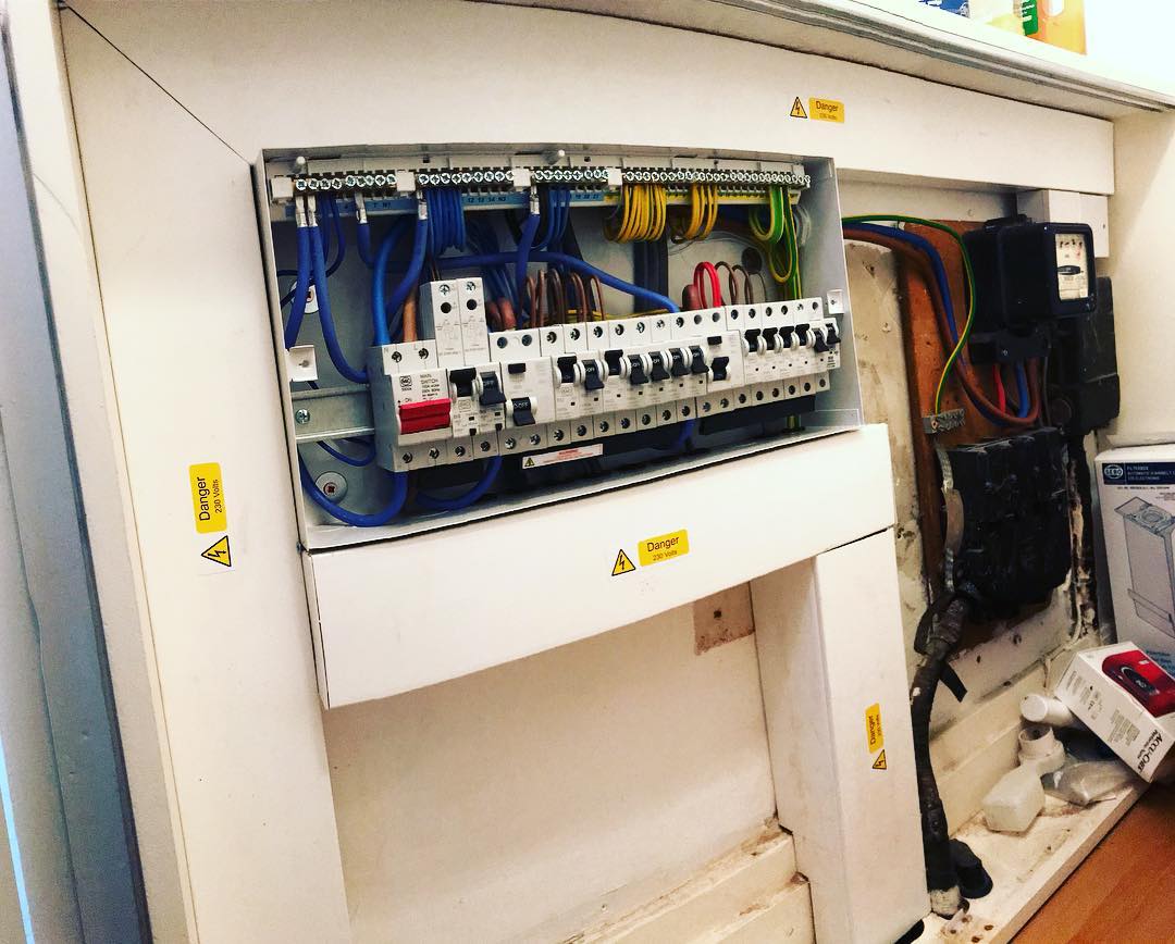 Fuseboard upgrade, complete with RCBOs, and dual RCD. Full protection.
.
.
.
.
#TT #Electrical #TTElectrical #Electrician #London #Local #Friendly #Design #Fuseboard #Upgrade #RCD #CU #Fusebox