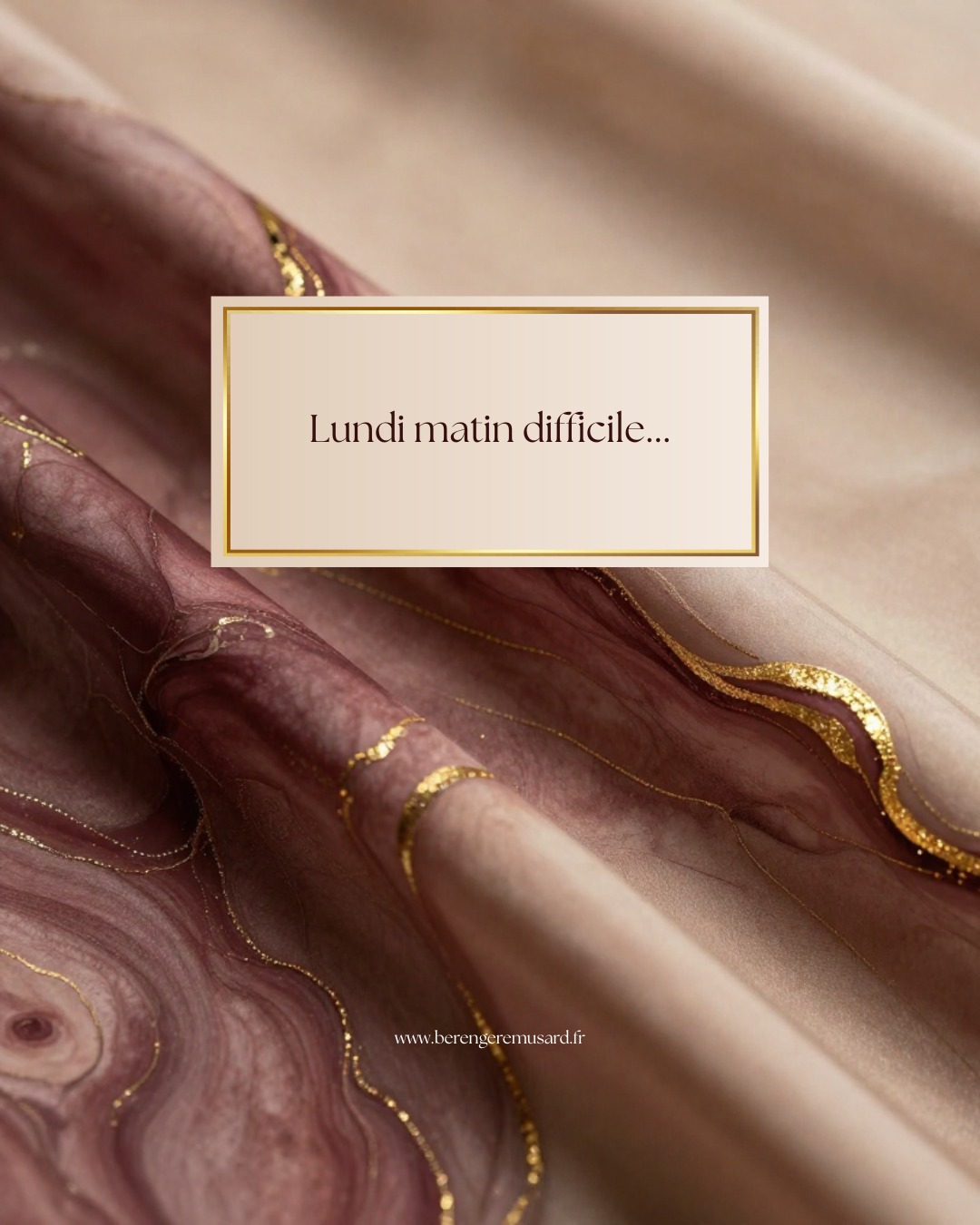 Pour moi aujourd'hui, simplement réaligner mon corps et mon esprit.
Un réveil avec une petite douleur de sciatique qui m'indique que je me suis désalignée quelque part... Est-ce qu'il y a quelque chose qui n'arrive pas à passer ou qui fait blocage dans mon mouvement intérieur ?
Je vais creuser cela en douceur aujourd'hui...
Et vous? quelle va être votre petit moment rien qu'à vous ?
#lundi #intention #prendresoindesoi