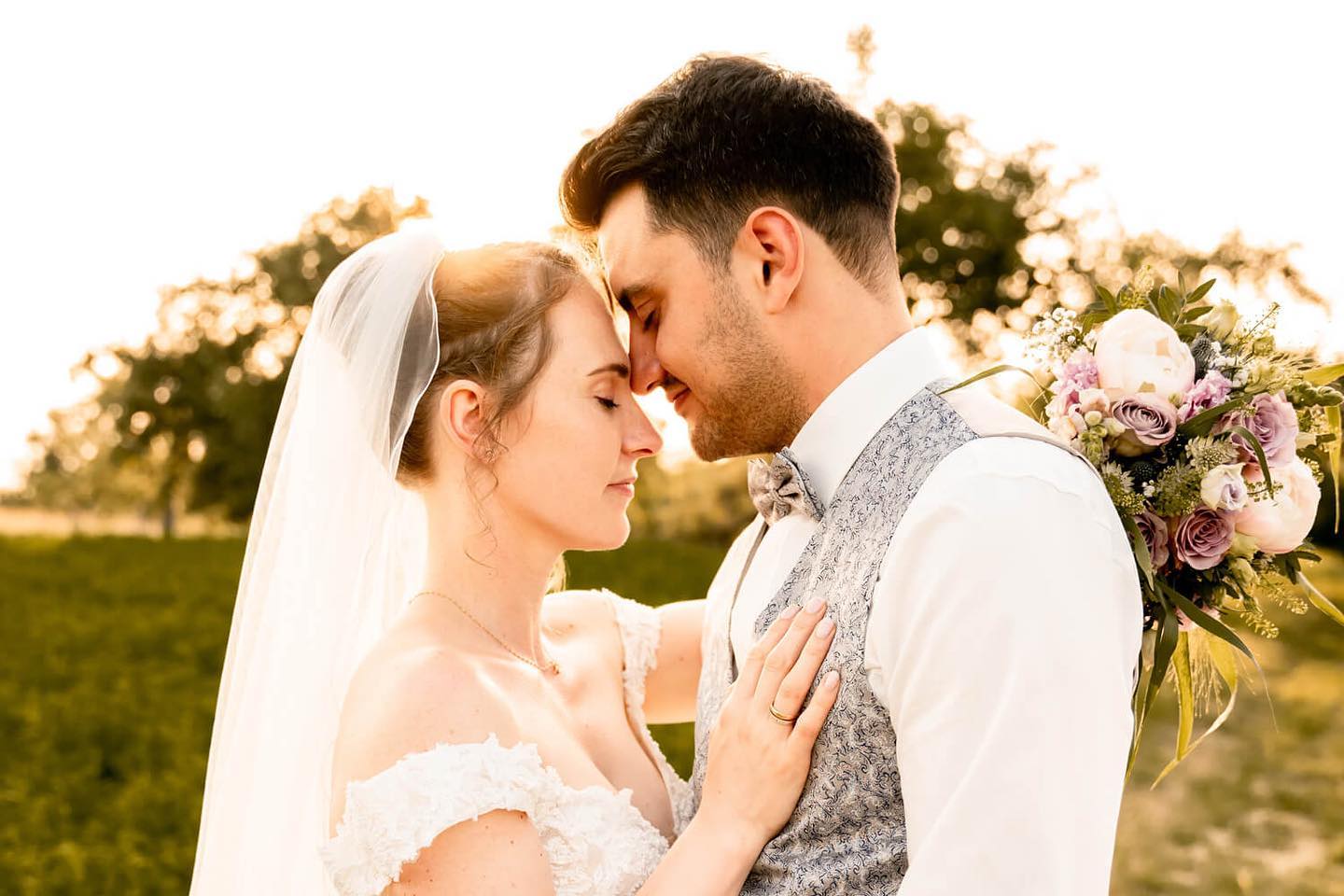 Forever sounds good with you 🧡
#hochzeit2023 #hochzeitstag #weddingday #brautportrait #brautinspiration #brautstrauß #bridalbouquet #hochzeitstipps #hochzeitwuerzburg #bridalbeauty #würzburg #hochzeitsplanung #heirateninfranken #hochzeit2024