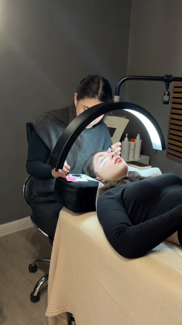 Les offres sont prolongées jusqu’à fin mars ! Les taches de rousseur à 60 €, et les extensions de cils à 40 €. #SoinsEsthétiques #TachesDeRousseur #ExtensionsDeCils