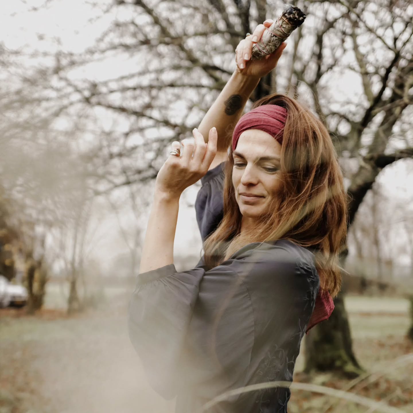 》》: Waarom je als vrouw wilt helen?
Omdat de wereld er beter van wordt.
Wanneer vrouwen de wonden van hun (ziels)verleden aan durven te kijken, de moed vinden om het te willen helen dan maken we ruimte voor de levensenergie die maar al te graag vrij wil stromen.
Moeder Aarde heeft je nodig. De volgende generatie heeft je nodig.
Wanneer jij heelt en de pijn van het verleden weet te verzachten, doe je dit niet alleen voor jezelf. Je doet het voor je familielijn, voor zij die voor jou kwamen en voor zij die na jou komen.
Niet alleen in bloed. Nee. Je verlost ook andere vrouwen op aarde, van de eeuwenoude onderdrukking en vormen van afwijzing die niet meer past bij de nieuwe tijd.
Wanneer vrouwen helen worden er werelden in beweging gezet. Onze hele omgeving, man, vrouw en kind ervaart het wanneer de vrouwelijke energie liefdevol begint te stromen.
Wanneer je in je kracht gaat staan.
Je plek in durft te nemen.
Je grenzen leert aan te geven.
Wanneer je liefde weet te belichamen.
Dan ben je thuis aan het komen in je vrouwelijke kracht.
Maar waar begin je?
Helen doe je niet via het hoofd, wel via het lichaam.
Medicatie drukt een pleister op de wond maar onderdrukt de oorzaak die er nog altijd zit.
Je wilt energie in beweging brengen. Loslaten met intentie. En.. je hoeft dit niet altijd alleen te doen.
We willen zakken, uit het hoofd, naar het hart, naar de baarmoeder.
Want, in verbinding met onze baarmoeder openen we onze intuitive heldervoelende vermogens, onze vrouwelijke kracht en wijsheid.
Om dat portaal te openen, heb je heling te brengen naar de zwaarte die daar jouw levenskracht, potentieel en authenticiteit onderdrukt. Het verhaal van jouw vrouwenlijn. Het verhaal van jouw ziel.
Je lichaam weet de weg. Je goddelijke vonk herinnert hoe. Je hebt alleen te luisteren en te verstillen.
En weet, wanneer je hulp nodig hebt. Dan ben ik hier. Plan gerust een vrijblijvende kennismaking in en laten we kijken wat voor jou de volgende stap is.
Comment 'call' of check de linkinbio.
🤍 Ik ben hier en Vrouw van de Aarde is er ook voor jou.