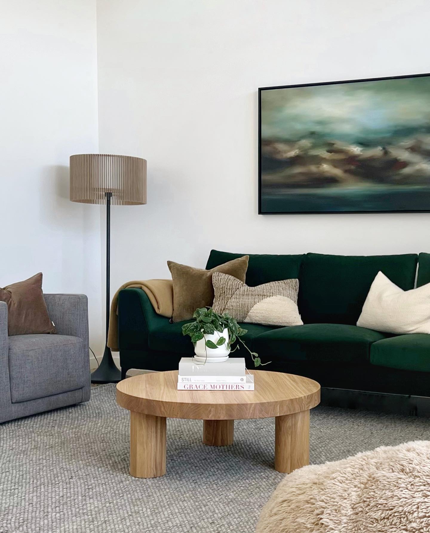 Unboxing this deep green sofa was the highlight of my day. Such a beauty. New furniture, art and accessories working so nicely together in this lounge space 💚
.
.
#ttdproject #interiordesign #interiors #greensofa #livingspace #interiorstyling