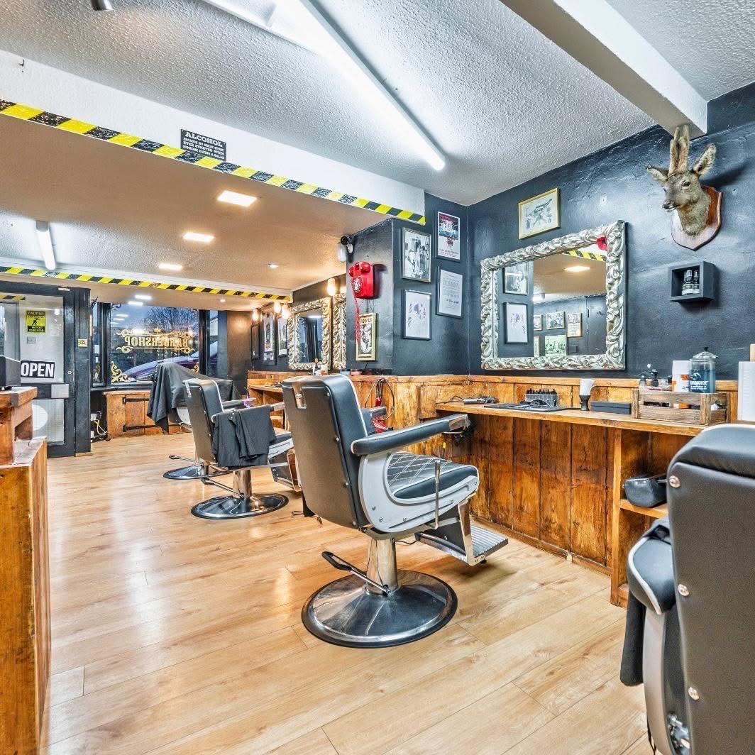 Looking ultra fresh, razor sharp, and ready to take on the week 👌🏼 Bringing nothing but top-tier vibes as we step into a new month!
Book your spot with the Royals Team ; Thiago, Paul, Lucas and Dias via the link in our bio.
See you in the chair soon!
#barbershoproyals #royalsbarbershop