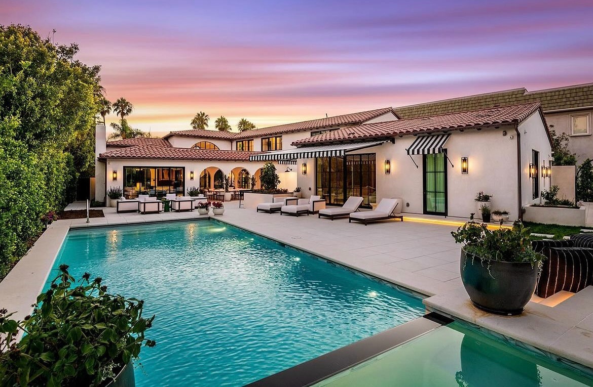 Thrilled to unveil the Via Cresta project! Every element was carefully designed to bring together comfort, style, and purpose. Watching this space come to life has been so rewarding, and I couldn’t be more proud of my team’s dedication and expertise. Grateful for the opportunity to create something truly special.
@vanpattenhomes
•
•
•
#interiordesign #interiordesigner #landscape #landscapephotography #beautifulhomes #dreamhome #designer #havefunbebold