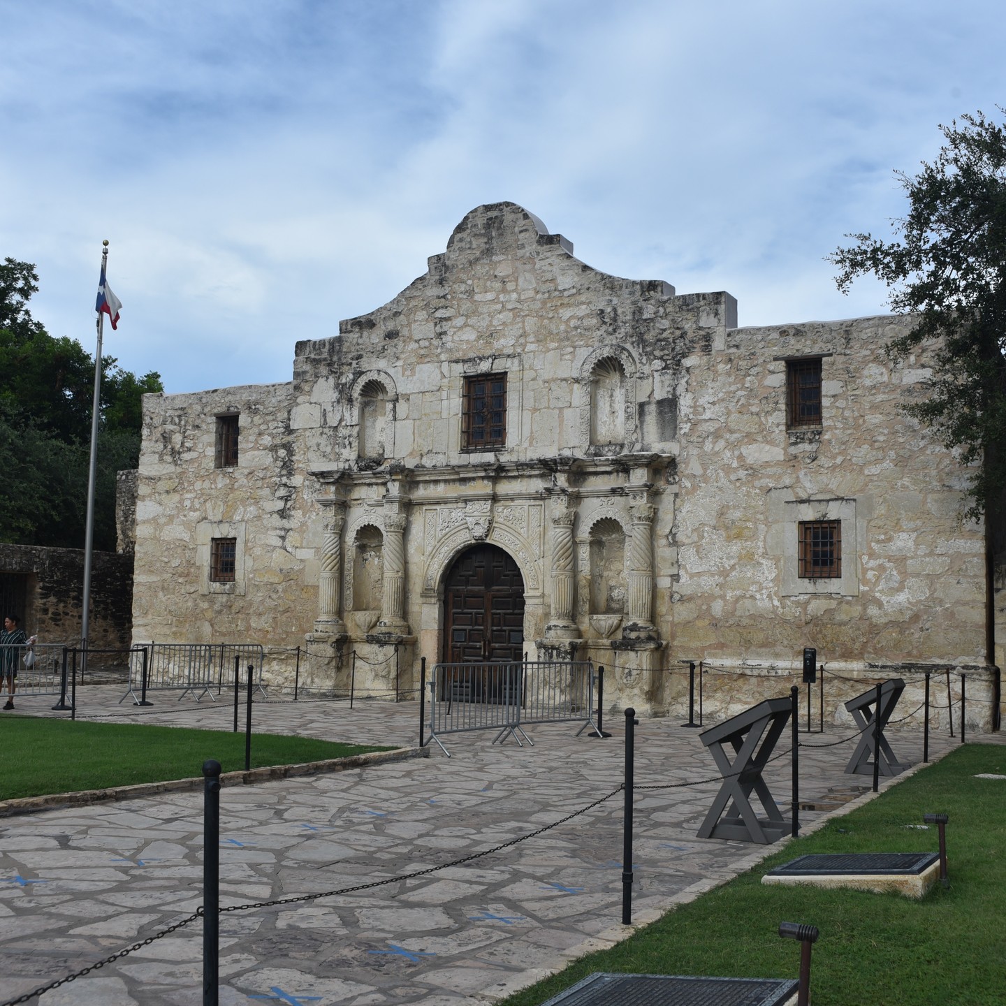 ๐๏ธ Exploring the Rich History of The Alamo โจ
The Alamo in San Antonio, Texas is a must-see for history enthusiasts and anyone curious about our nation's past! ๐๐ซ
Stepping into The Alamo is like stepping back in time. The aura of bravery and sacrifice that surrounds this historic site is truly moving. Walking through the preserved grounds, you can feel the stories during the Texas Revolution in 1836. ๐ก๏ธ
The Alamo isn't just a building; it's a symbol of resilience and determination. It's a reminder of the lengths people are willing to go to defend what they hold dear. ๐ The museum offers an in-depth look at the events that unfolded and the individuals who played pivotal roles in shaping the nation's history. ๐บ๐ธ
If you're in San Antonio, make sure to stop by and visit this significant piece of American history. ๐ฝ! #TheAlamo #SanAntonio #Texas #Travel #Tourism #AmericanHistory #TimeTravelThroughHistory ๐ฐ๏ธ