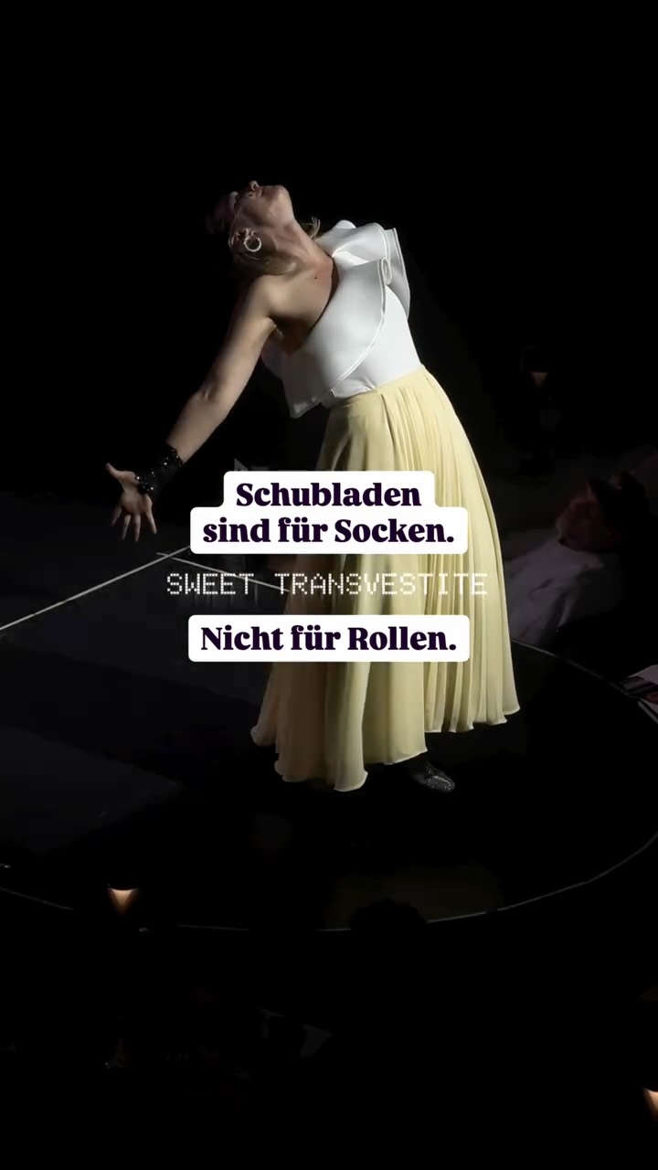 Es warat wegen der Schublade(n) ☝🏼
Wir leben in einer Welt, für die Gender-Gap nach wie vor kein Fremdwort ist- auf der Bühne genauso wie überall sonst. Rollenbilder, Erwartungen, Zuschreibungen.
❗️Umso wichtiger finde ich es, diese Grenzen bewusst zu hinterfragen und aufzuweichen. Nicht, um dagegen zu sein, sondern um weiter zu gehen.
Für mich persönlich darf Theater kein Ort des Einsortierens sein. Es ist ein Raum für Spiel, für Perspektivwechsel, für Überschreitungen. Genau dafür ist es da. Ich liebe meinen Beruf, weil ich hier Dinge ausprobieren darf, die außerhalb oft noch erklärt oder gerechtfertigt werden müssen. Weil ich Stimmen Raum geben kann, die nicht immer gern gehört werden. Und weil ich Rollen nicht erfüllen, sondern erzählen darf.
Dass das möglich ist, liegt auch an Menschen, die Offenheit nicht nur behaupten, sondern leben. Deshalb ein großes Danke an @ritasereinig und @andreasbrencic für ihren zeitgemäßen Blick, ihren Mut und ihr Vertrauen- und dafür, dass sie diese Haltung in der Show CulinarICAL 9.0 im @dasvindobona so selbstverständlich umgesetzt haben.
Wenn sich etwas lockert, entsteht Raum.
Und genau dort beginnt für mich Kunst.
#theater #musical #rockyhorrorpictureshow #sweettransvestite #gendergap
