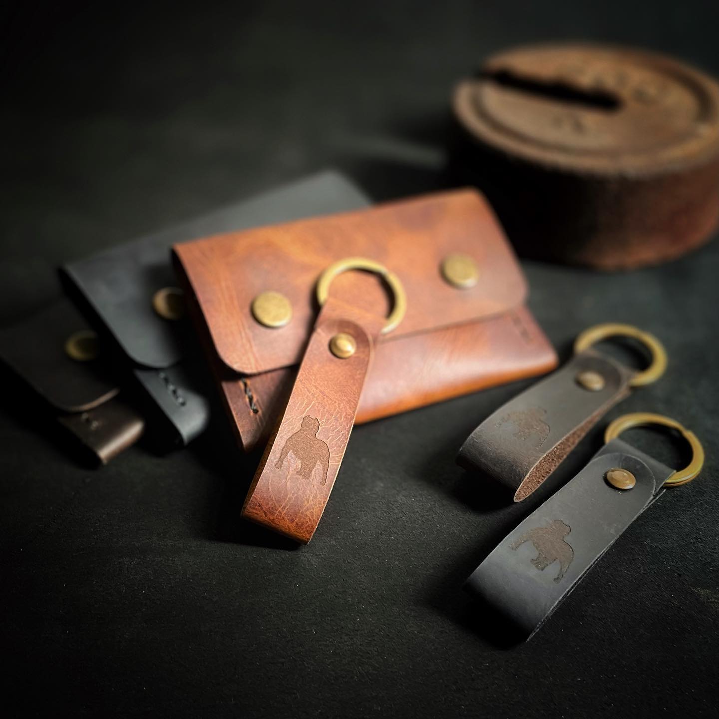 E já voltamos a ativa! 🤘🏼 Bora para um 2023 sensacional! 🚀
.
.
.
#façaacontecer #leathergoods #leatherguitarstraps #correiasparaguitarra #wallets #acessóriosemcouro #handmade #leather #feitosàmão #feitosàmãonobrasil #couro #artigosdecouro #qualidade #exclusividade #rústico #rocknroll #blues #coffee #café #musicacouroecafé #agenteamaoquefaz
