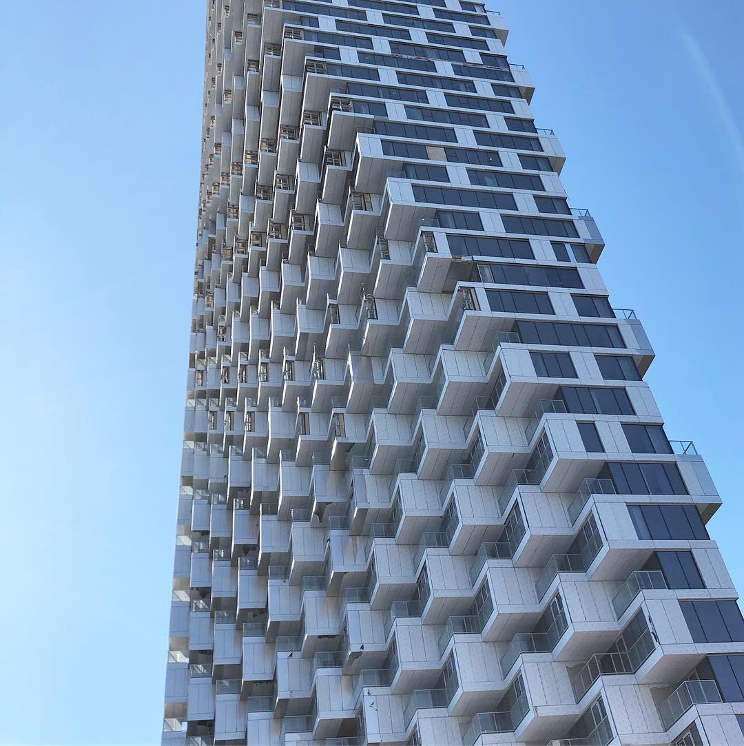 VANCOUVER HOUSE ⢠BY @westbankcorp A slender base forms the nine-storey podium, ultimately widening into the 515-foot residential tower as it rises to meet the sky. COMPLETION LATER THIS YEAR!
#luxury #luxuryhomes #vancouver #vancity #architecture #downtownvancouver #vancityvibe #vancouvercanada #cityofvancouver #yaletown #beachavenue #beachcrescent #westbank #bjarkingels #skyline #vancouverrealtor #vancouverisawesome #yvr #yvrliving #vanRE #REALTORĀ® #realestateagent #realtorlife #oakwyn #oakwynrealty #oakwynites #womenofoakwyn