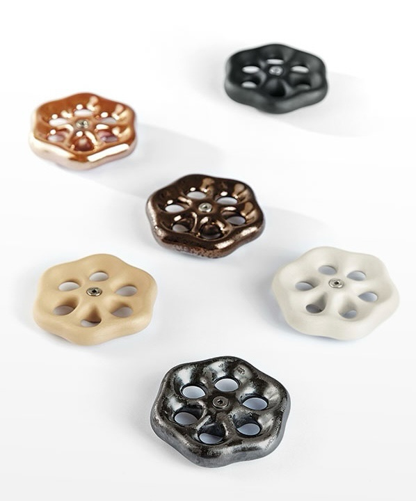 La collezione VOLANTE di @neverubinetterie reinventa la rubinetteria del bagno con un linguaggio unico: un equilibrio perfetto tra acciaio inossidabile e maniglie in porcellana artigianale fatte a mano.
Il design, frutto della collaborazione con Nikos Patiris e “Porcelain Art”, parte dall’archetipo classico del miscelatore per raccontarlo con forme pulite, proporzioni leggere e un tocco di colore vivo. Le manopole, quasi floreali, donano carattere e personalità ad ogni elemento, rendendo VOLANTE una scelta sorprendente per chi ama il bagno come spazio di design.
La collezione offre un programma completo di prodotti — miscelatori per lavabo e bidet, elementi da incasso, colonne e accessori — con finiture in acciaio spazzolato o PVD e colorazioni vivaci delle maniglie che trasformano il gesto quotidiano in un’esperienza estetica.
Da Forme e Superfici portiamo in scena pezzi capaci di dare stile e carattere agli ambienti, VOLANTE ne è un esempio. ✨
#neverubinetterie #volante #formeesuperficistore #bagno #madeinitaly