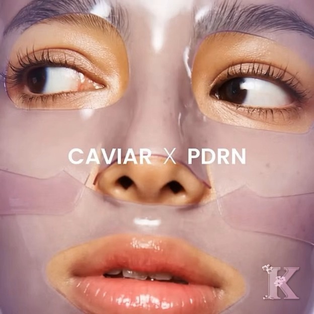 𝐁𝐈𝐎𝐃𝐀𝐍𝐂𝐄 𝐑𝐞𝐣𝐮𝐯𝐞𝐧𝐚𝐭𝐢𝐧𝐠 𝐂𝐚𝐯𝐢𝐚𝐫 𝐏𝐃𝐑𝐍 𝐑𝐞𝐚𝐥 𝐃𝐞𝐞𝐩 𝐌𝐚𝐬𝐤 🖤✨
Ya la conoces. Descubre ahora su edición más lujosa.
Si has probado las virales mascarillas de Biodance, sabes de lo que hablamos… pero sin duda, esta es la que marca el techo.
𝗣𝗗𝗥𝗡 𝘅 𝗖𝗮𝘃𝗶𝗮𝗿
Hidrogel premium. Efecto piel joya. Y ese acabado elegante que se nota justo al retirarla. La piel no solo se ve mejor: se siente cuidada, nutrida y pulida.
Esto es cuidado facial en modo lujo.
De las que se usan sin prisa y se recuerdan.
🖤 Disponible @koreanbeautyshop_eu
#biodance #biodancecollagenmask #biodancerealdeepmask #hidrogel #pdrn #pdrnxcaviar #caviarskincare #cosmeticacoreana #cosmeticacoreanaespana #kbeautyskincare #kbeautyspain #kbeautyportugal #mascarillascoreanas #rutinacoreana #cuidadofacialpremium #tratamientofacial #pielradiante #glow #ritualdebelleza #autocuidado #belleza #cosmetica #bellezapremium #lujoskincare #cosmeticadelujo #mascarillafacial #pieljugosa #pielfirme #efectoglassskin #skincarelujo