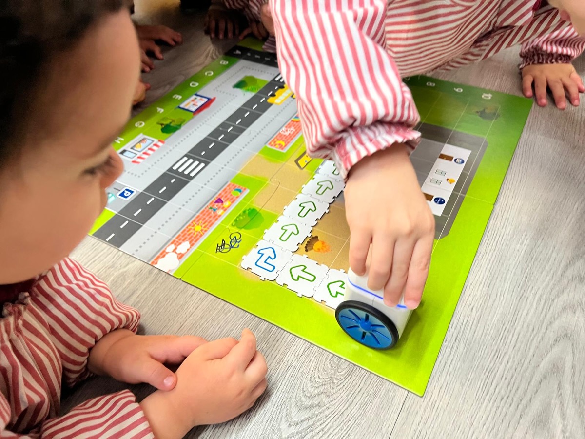 Robòtica a EI3: del joc al robot! 🤖
A EI3 hem començat una aventura molt especial aquest trimestre.
Primer, vam treballar el pensament computacional desendollat, jugant amb el nostre cos, amb fletxes, circuits a terra i reptes divertits que ens han ajudat a aprendre a pensar pas a pas, a anticipar moviments i a trobar solucions.
I ara que ja en sabem una mica més… ha arribat el moment màgic! ✨
Hem conegut el robot KUBO 🤖,que ens ha ajudat a portar tot allò que havíem après al món real.
Ara programem camins, fem hipòtesis, provem, ens equivoquem, tornem a provar… i celebrem cada petit èxit amb un gran somriure!
A EI3 aprenem jugant i ara també programant! 🚀☺️