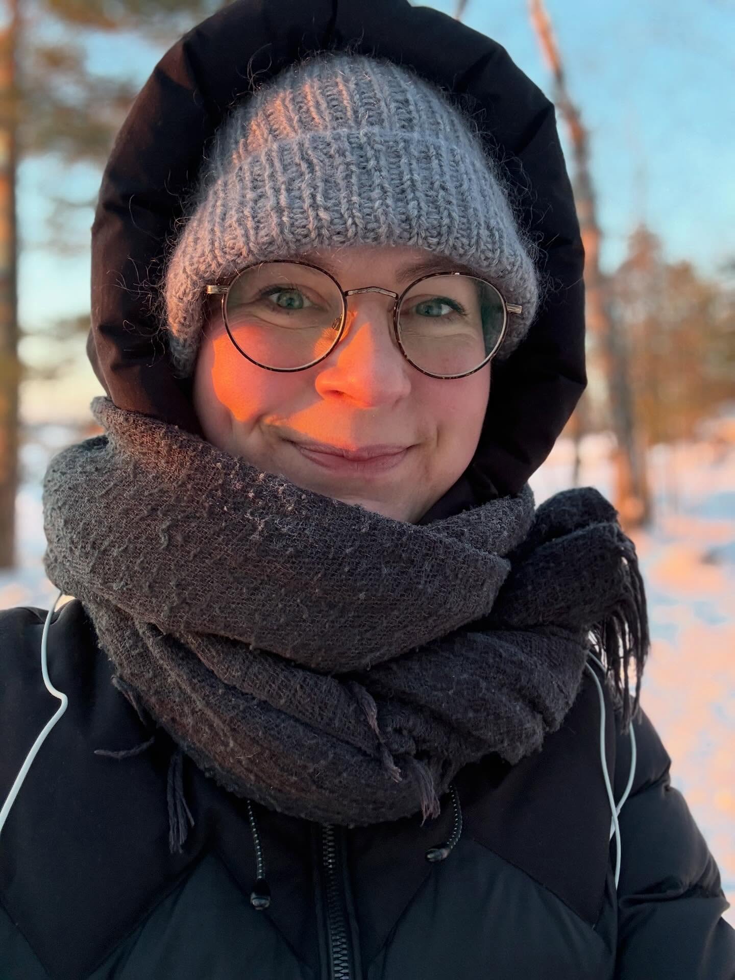 Vanhempainvapaalla on jälleen konkretisoitunut, miten tärkeitä lähellä olevat kohtaamispaikat ovat.
On ollut mahtavaa tavata @lauttasaarensrk ja @lauttasaarimll perhekerhoissa muita samassa elämäntilanteessa olevia – ja arki on tuntunut taas kevyemmältä huonosti nukutuista öistä huolimatta! 💛
Onko omalla asuinalueellasi paikka, jossa ihmiset voivat kohdata?
Kirjasto.
Nuorisotila.
Asukastalo.
Lähiliikuntapaikka.
Paikka, jonne työtön tai eläkeläinen voi mennä maksutta oppimaan uutta ja juttelemaan muiden kanssa?
Ajattelen, että näissä paikoissa syntyy asuinalueiden yhteisöllisyys – ja myös roppakaupalla hyvinvointia ja turvallisuuden tunnetta.
Tänään lautakunnassa päätettiin, miten Helsingin palveluverkkoa kehitetään.
Tein esityksiä, joilla näiden matalan kynnyksen kohtaamispaikkojen merkitystä vahvistettiin ja varmistettiin, että palvelut suunnitellaan ajoissa myös kasvaville alueille. Nämä saivat laajaa tukea yli puoluerajojen - erityiskiitos Janne Rauramolle yhteistyöstä esitykseen tekemisessä sekä @outialanko ja @mariholopainen tuesta! 🙏🏻
Pieniä päätöksiä paperilla ➡️ iso vaikutus arjessa.
Tällaista Helsinkiä haluan rakentaa! 🫶🏻🍀❤️
#lähipalvelut #yhteisöllisyys #keskusta helsinki