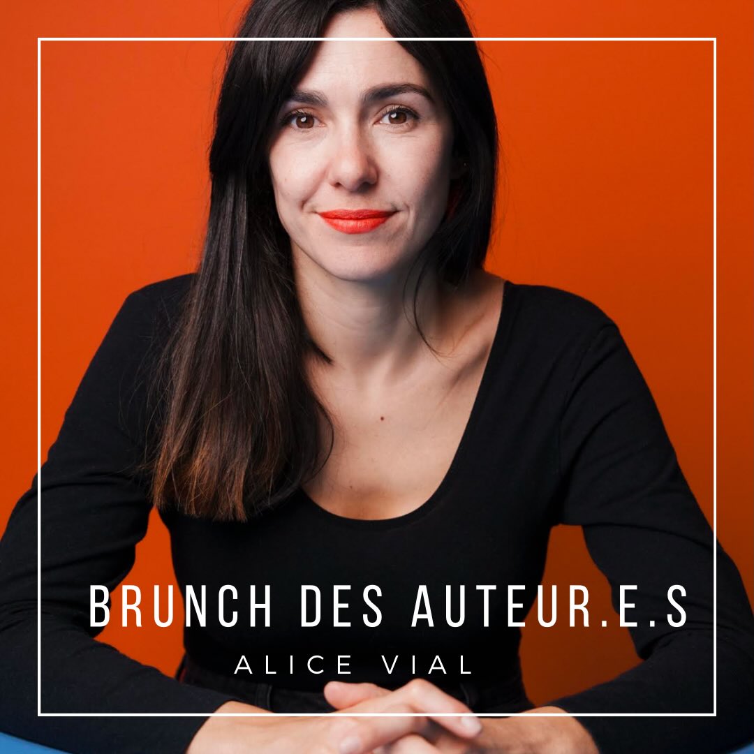 Ce matin, 10 adhérent·es de la Scénaristerie ont rencontré Alice Vial, scénariste réalisatrice, autour de la sortie de son premier long-métrage L’Âme idéale co-écrit avec Jean Toussaint. Un échange généreux autour de son parcours, des rencontres décisives avec ses co-auteur.e.s, de sa relation avec ses producteurs et notamment de l’accompagnement précieux de Jonathan Cohen. Alice a également partagé les enjeux du positionnement « entre deux » de son film sur le marché, à la croisée des genres. Un moment profondément inspirant ! Un grand merci à elle !
@alicevial