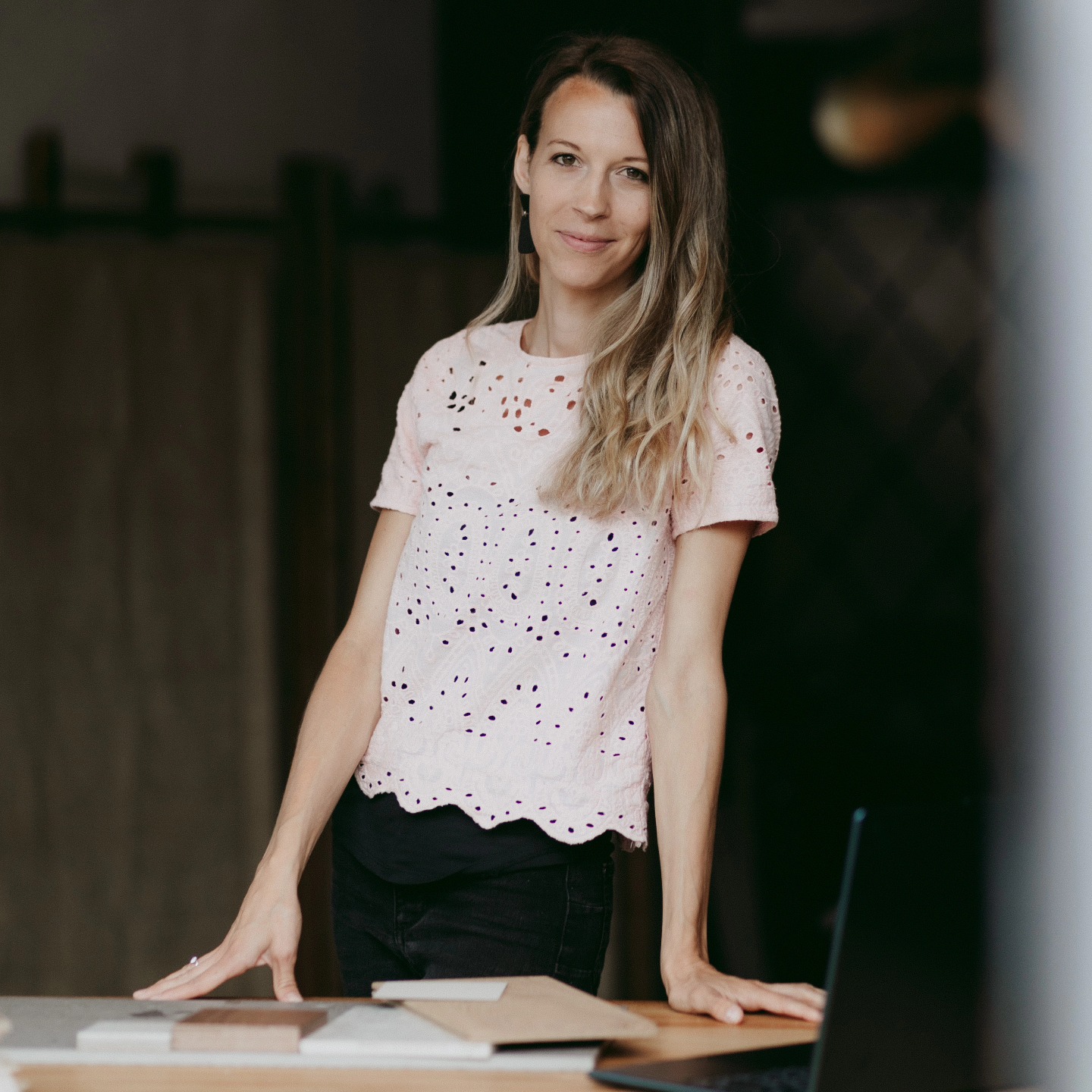 Je suis Léonie, mon quotidien est rythmé entre mon rôle de maman de 3 enfants et mon métier d'architecte d'intérieur. Je ne pourrai me passer de ces deux casquettes qui m'animent chaque jour.
Diplômée de la Haute Ecole d’Art et de Design à Genève et forte de mes années passées dans un bureau d'architecture et de design, j'ai décidé de créer mon agence d'architecture d'intérieur, Archi Design & Mobilier Sàrl, pour vous accompagner et vous conseiller dans vos projets.
Mon objectif ? Donner vie à des espaces qui vous ressemblent, en concevant des intérieurs sur mesure ou en créant des meubles personnalisés. La créativité est au cœur de mon travail, mais c'est aussi l'aspect humain qui m'a donné envie de faire ce métier. Être à l'écoute de vos aspirations, de vos besoins et de vos contraintes est, selon moi, la clé d'une collaboration réussie.
Photo : @celynekpro
#architectedinterieur #renovation #projetsurmesure #interiordesign #agencementsurmesure #travauxmaison #architecturedinterieur #constructionneuve #transformationmaison #amenagementinterieur
