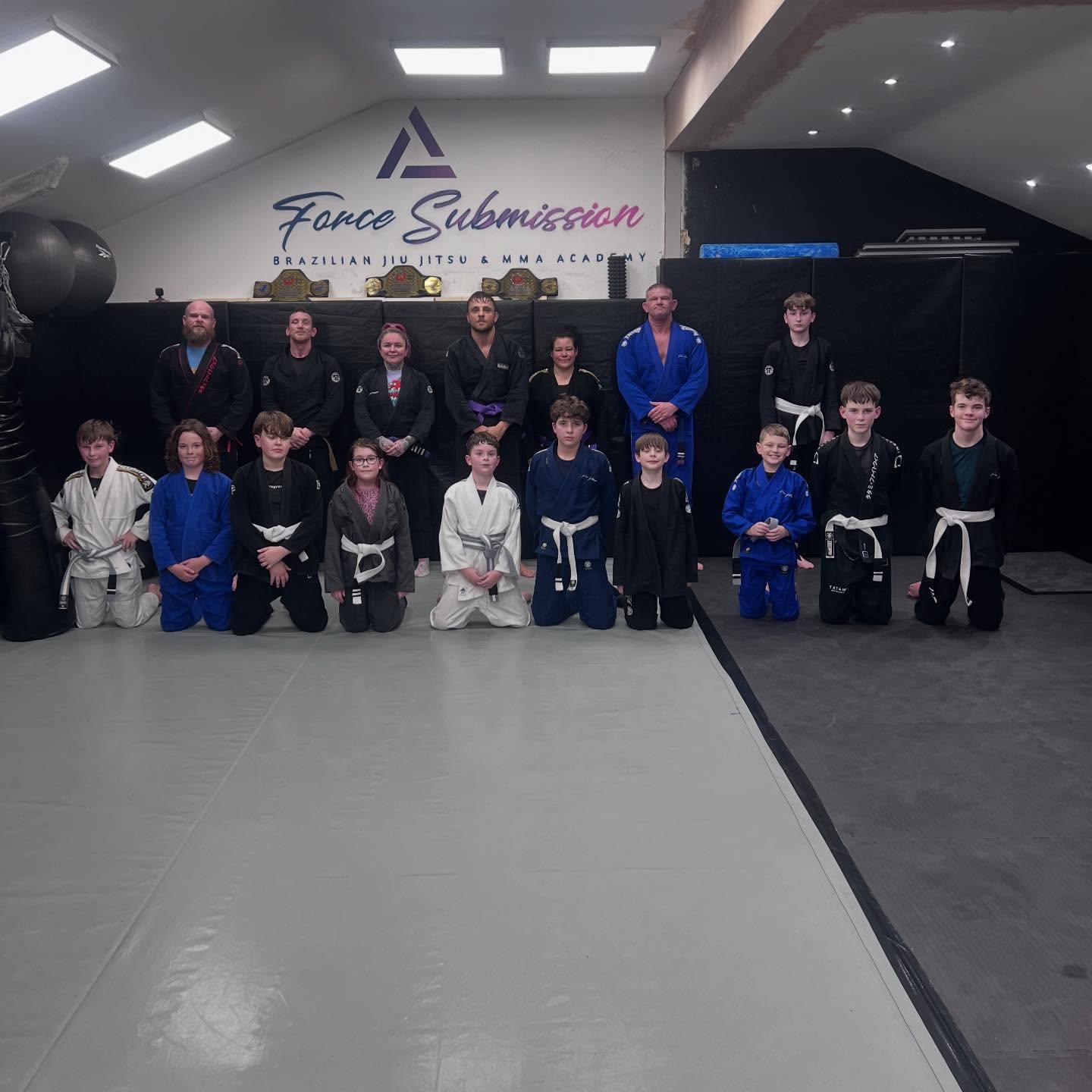 Today in kids BJJ, we had some of our adult coloured belts jump in and join the fun! The kids had an awesome time, learned a ton, and loved training with you all. Huge thanks for giving up your time and helping out — it’s seriously appreciated. Great vibes all around! 🥋🙌
Kids BJJ classes - Mondays and Wednesdays 5-6pm
#brazilianjiujitsu #bjj #bjjlife #baldock #hertforshire