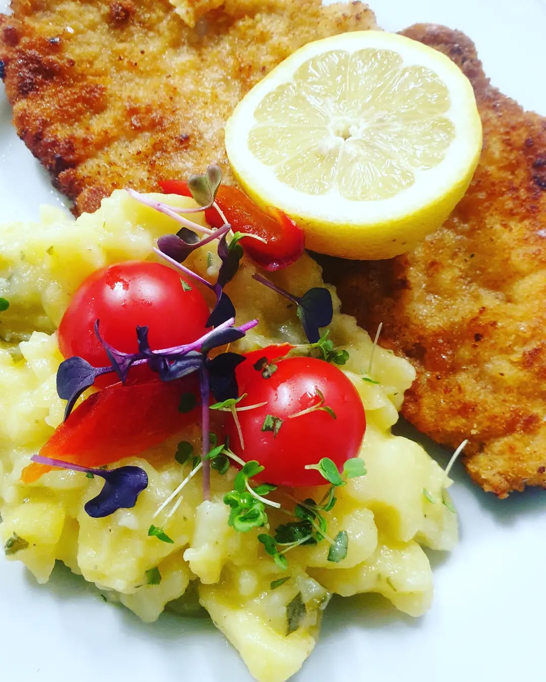 Wie heißt es doch so schön?
"Der leckerste Fisch, ist immer noch der Schnitzel!" 😄
#neueröffnung #moserhof #moserhofsteigerwald #steigerwald #wirfreuenuns #trossenfurt #oberaurach #café #bistro #pension #hassberge #unterfranken #schnitzel #kartoffelsalat #leckeressen