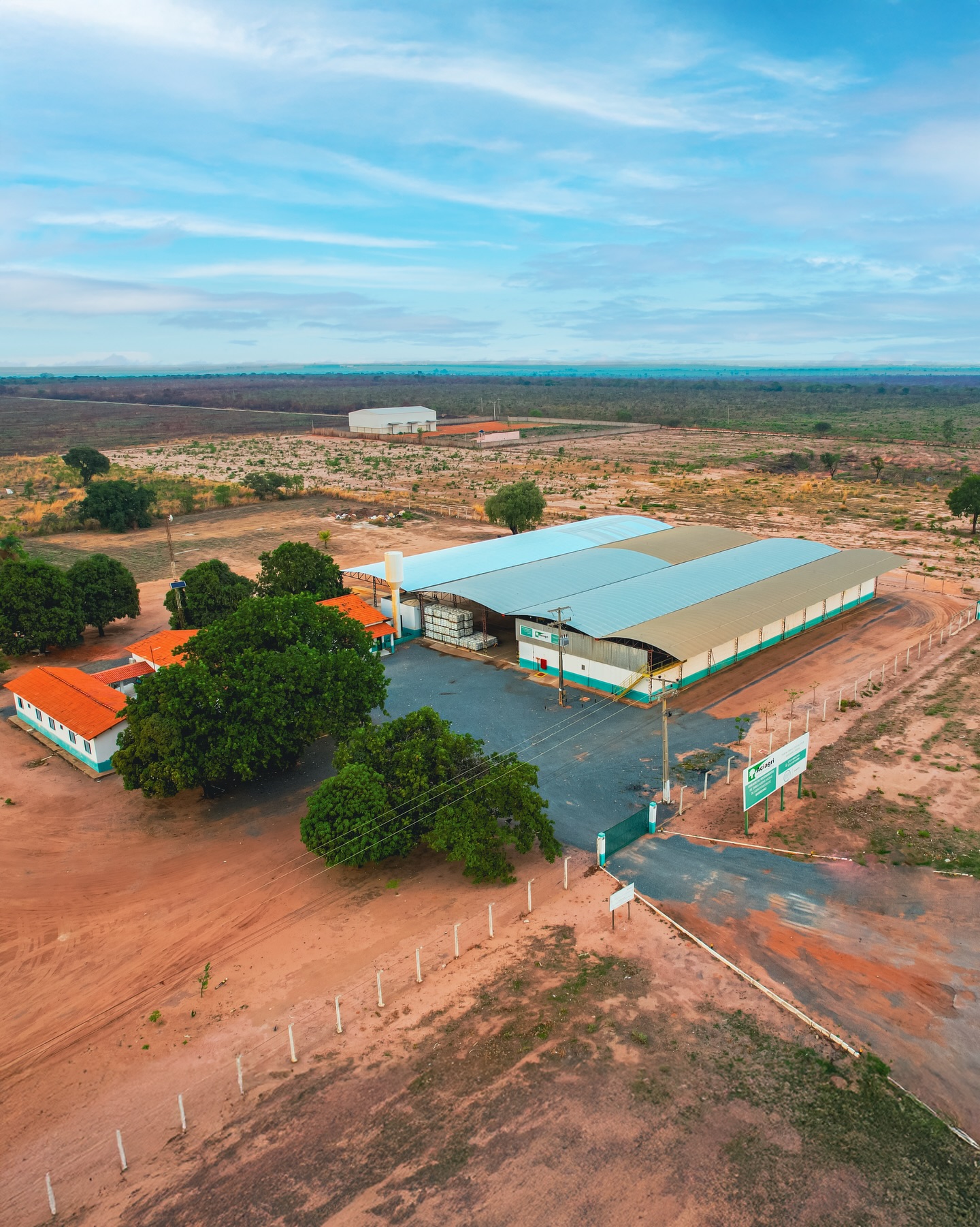 O Oeste da Bahia se consolida como um dos maiores polos agrícolas do Brasil, com milhões de hectares cultivados na safra 2025/26. 👏😉
Há mais de 20 anos, a ACIAGRI investe em infraestrutura para garantir a devolução correta das embalagens vazias de defensivos agrícolas, com 3 centrais e 3 postos de recebimento estrategicamente localizados na região, somando mais de 9.000 m² de área construída. ♻️✨
Compromisso com a legislação, com o produtor e com o meio ambiente. 🤝
📲 Leia a matéria completa no site. Link na bio.
ACIAGRI - Força que representa! ✊