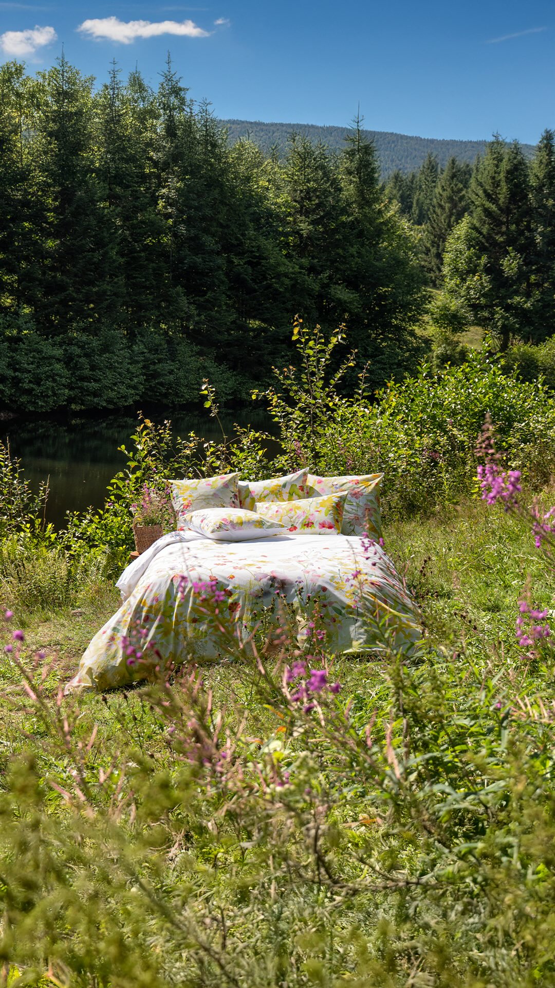 COLLECTION PRINTEMPS - ÉTÉ 2026 - Au fil de l’eau. 🩵
Nous sommes fiers de vous présenter cette nouvelle collection sur le thème de l’eau.
Élément vital et précieux, l’eau guide le geste de nos stylistes comme un fil secret, libre et insaisissable, redessinant nos intérieurs avec la même délicatesse qu’elle modèle les paysages.
Sous sa surface se déploie un univers de nuances, de rythmes et de résonances qui inspire une écriture textile nouvelle.
La collection se dévoile dans une harmonie empreinte de calme et de pureté. Chaque création capture une sensation — une pluie fine, une mer apaisée, un ruissellement discret — pour imaginer des intérieurs contemporains, élégants et profondément sensoriels.
Laissez-vous emporter par le courant de cette nouvelle collection…
#GarnierThiebaut #nouvellecollection #printemps #ete #newcollection