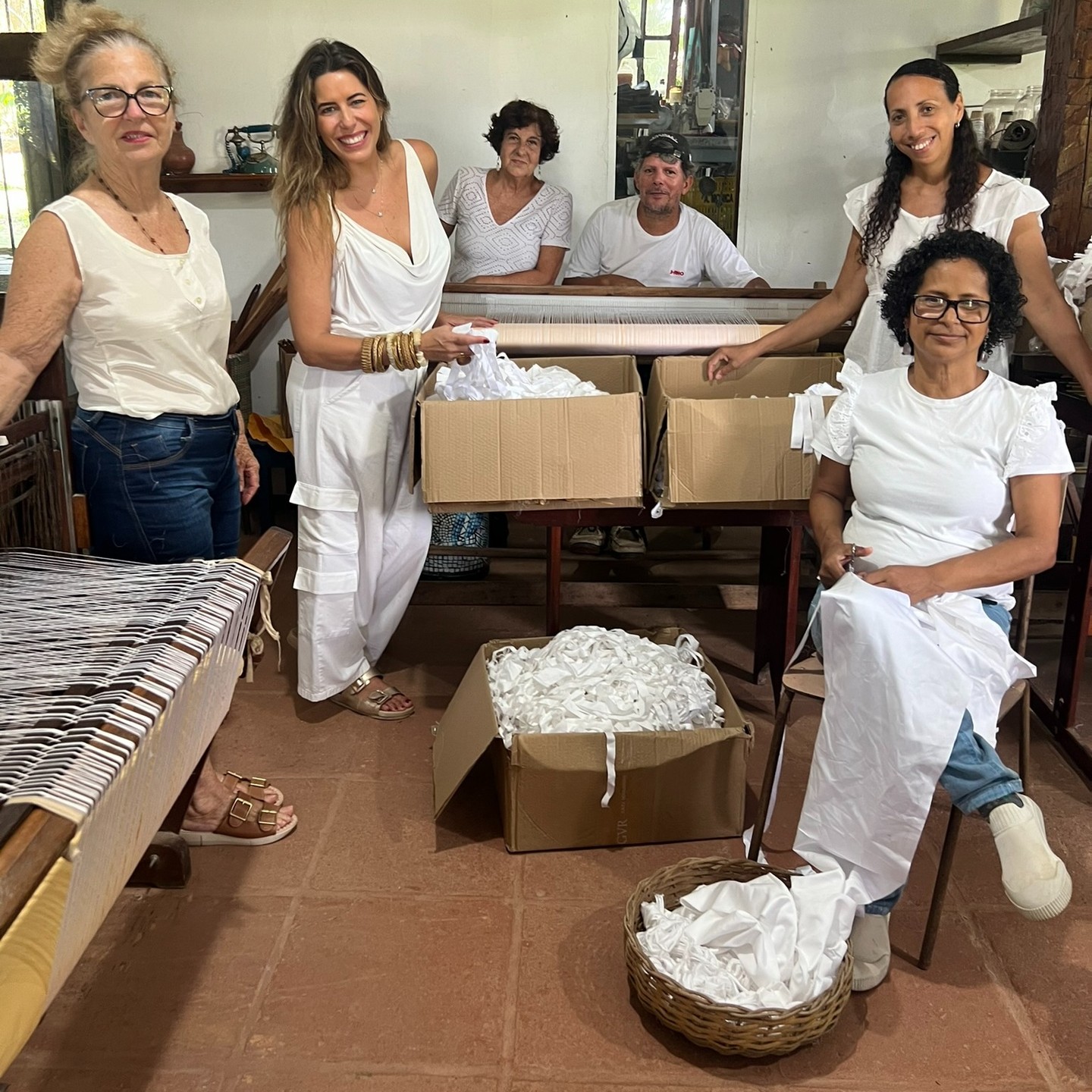 Reunidos nessa foto estão alguns dos incríveis talentos da Artesa, que agora estão trabalhando no projeto de sustentabilidade da Trousseau do Bem. É emocionante ver os artesãos, que foram descobertos e capacitados por nós, colaborando com uma marca icônica; que carrega excelência e tradição em cada detalhe. Poder ver o impacto do artesanato transformando vidas e conectando pessoas é certamente nossa maior recompensa! 💚