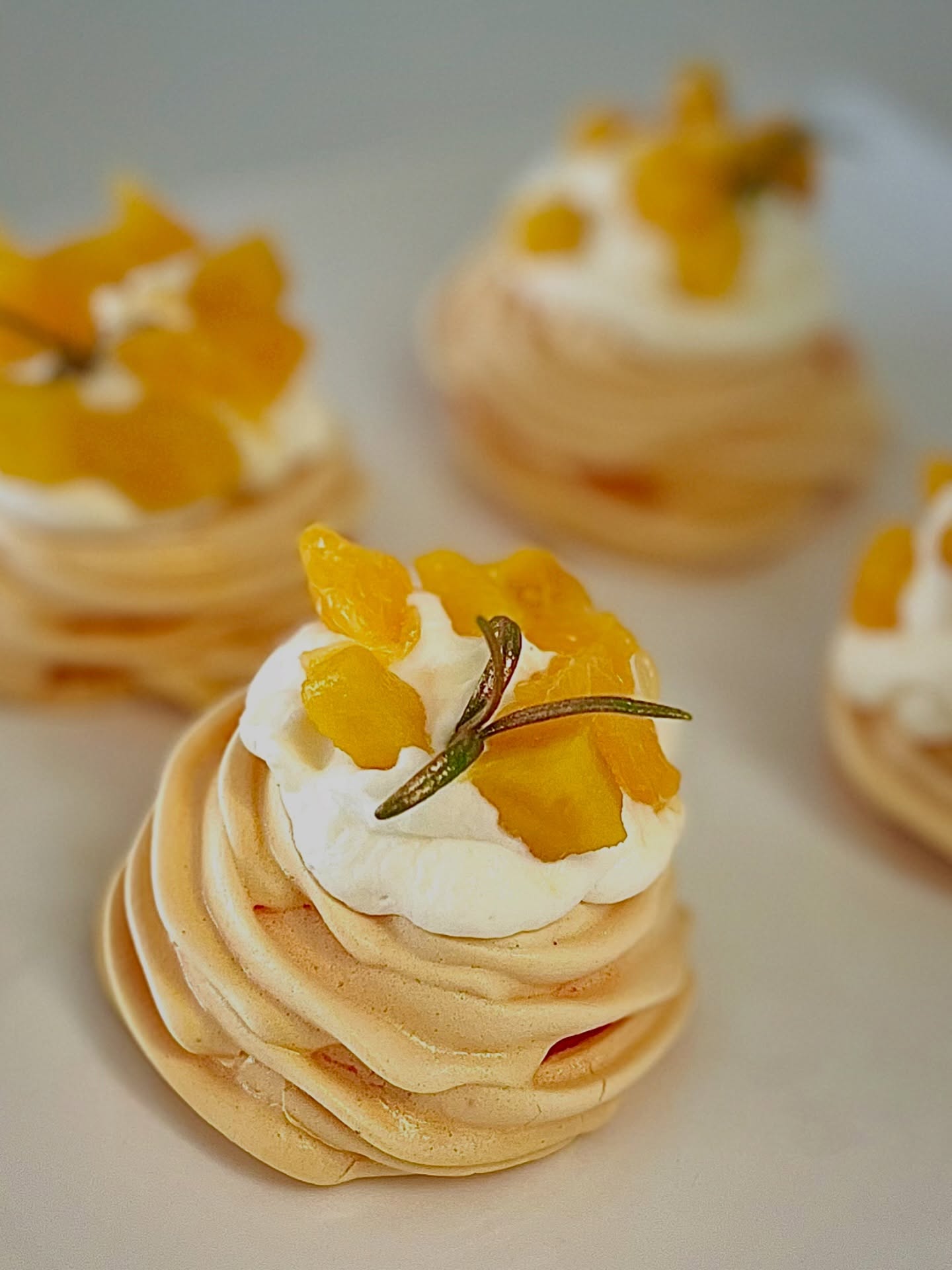 Spring hasn’t arrived just yet… so I’m baking a little preview 🌱 on this gloomy day.
Meet my sunshine-on-a-plate trial: a Rosemary Mango Meringue Pavlova. That crisp meringue shell, billowy rosemary-infused cream, and ripe mango are my edible promise of warmer days.
Consider this my hopeful baking experiment for the season ahead.
What flavour says “almost spring” to you?
#DreamingOfSpring #thuisbakker #BakingExperiment #thehaguebakery #Mango