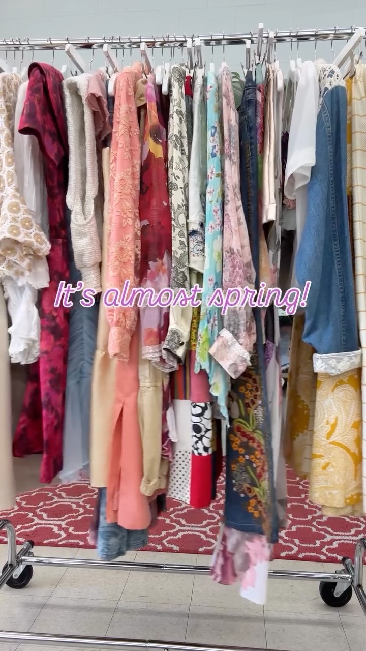 How about a little pre-spring collection for your viewing (and shopping) pleasure 💐🌼🪻🌷 Light flowy fabrics and colorful patchwork is IN! ✨New arrivals have hit the sales floor & are ready to find their forever home 🩷
#timewarpbr #shoplocal #midcitybr #vintagefashion #vintageclothing