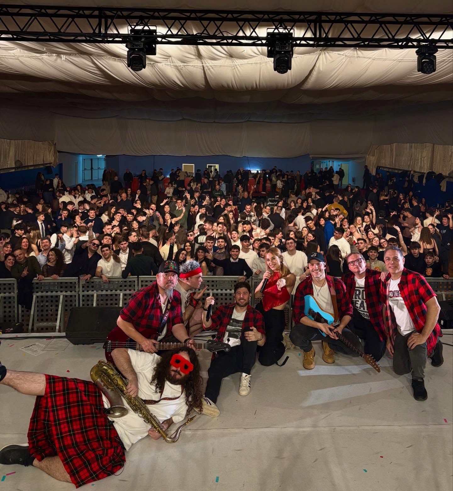 ⭐️L'AMETLLA DE MAR⭐️
Una nit per recordar a l’Ametlla de Mar 🎶✨
Gràcies a tot el públic que vau venir a compartir aquesta festa amb nosaltres. L’energia que es va viure des de l’escenari va ser simplement espectacular, i aquesta foto final n’és la millor prova. Ens emportem moments únics 🫶🏼
Fins la propera💙