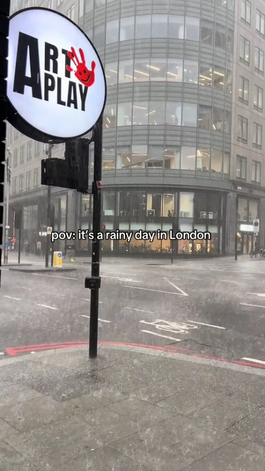 Another rainy week in London ☔️ But fear not- Art Play is the brightest, warmest, cosiest place to hang out during these rainy days 🎨
#londonrain #winter #artplaylondon #artplay #artbar