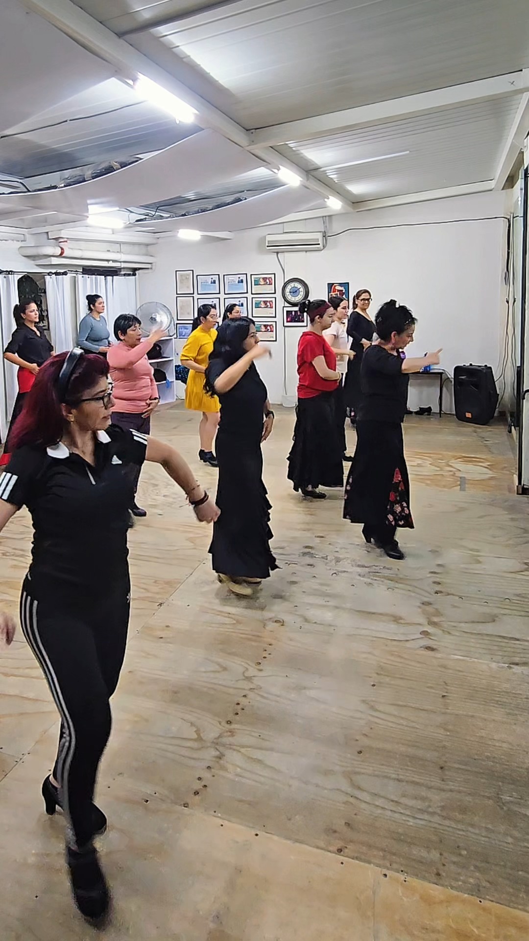 Las sevillanas son ese primer idioma que todas aprendemos cuando entramos al mundo del flamenco💃🏻
Se bailan en ferias, fiestas y reuniones, y conectan a la gente desde el primer compás✨
Si quieres empezar a bailar flamenco, las sevillanas son un gran inicio!
Agenda tu clase prueba!
📍 Amores 1021, col. Del Valle, CDMX
📲 55 1907 6640
--
#flamencocdmx #baileflamenco #escueladeflamenco #clasesdeflamenco #flamencomexico