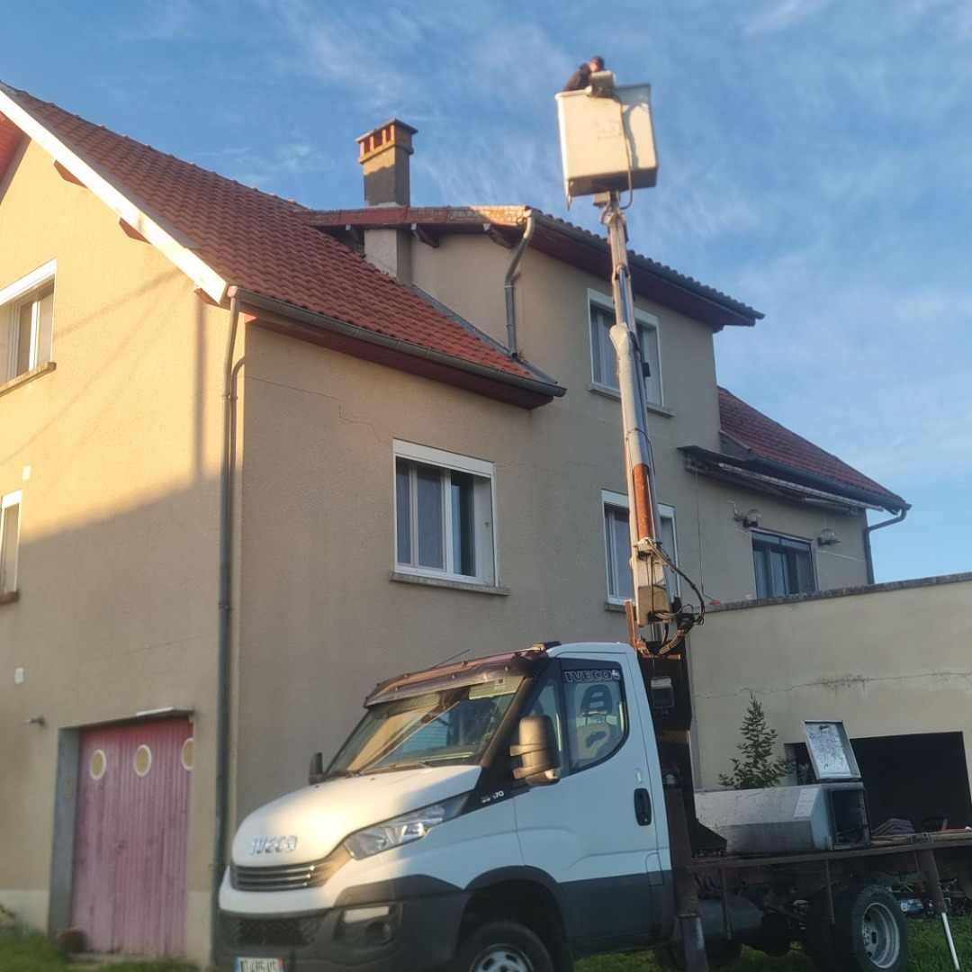 Travaux de toiture avec notre camion nacelle.