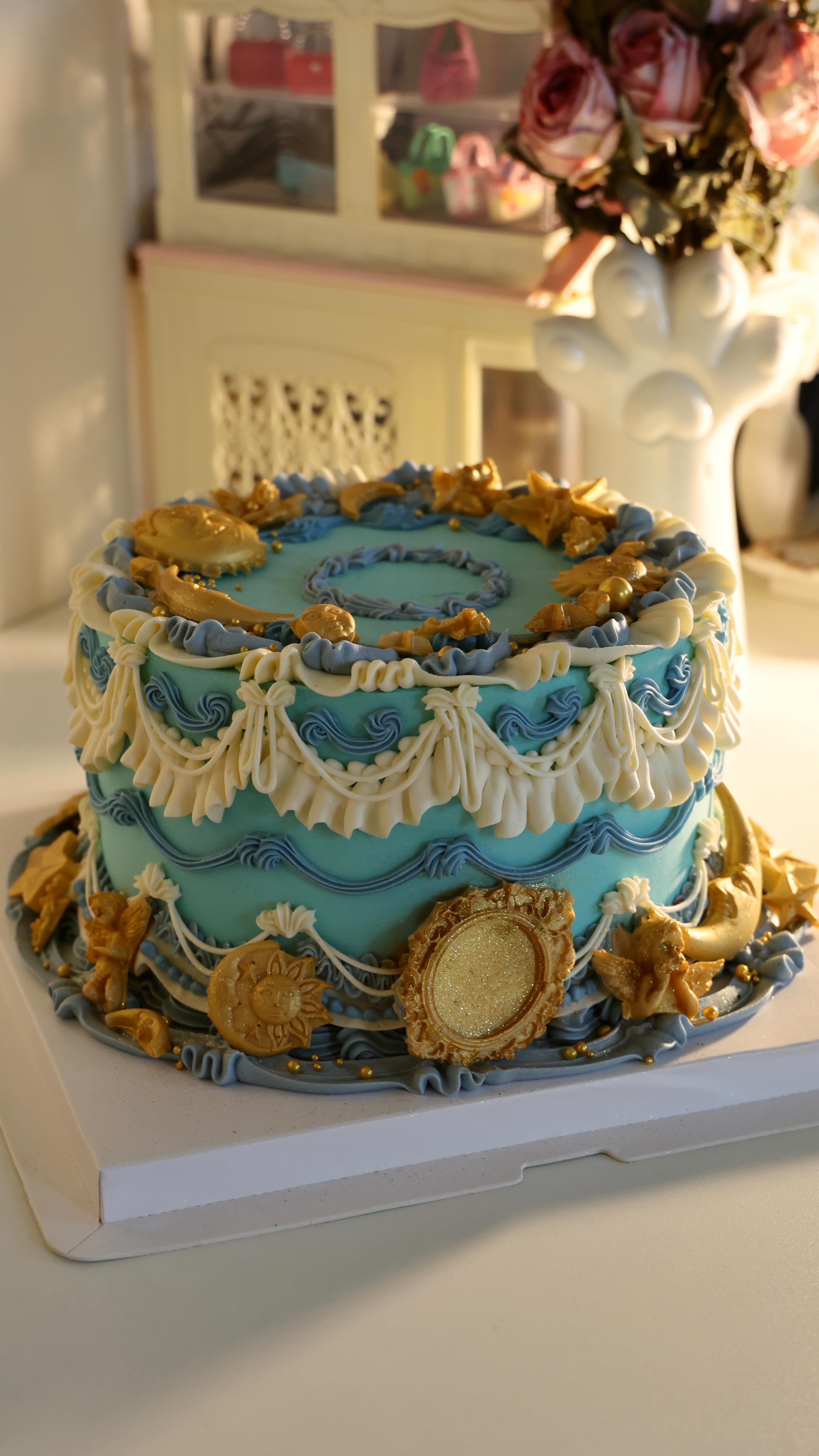 An 18th-century toy planetarium turned into an astrology princess’s birthday altar, with golden suns, moons and stars over a buttercream sky and a tiny edible birth chart 🩵✨
.
.
.
.
.
.
.
.
.
.
.
.
#coquettecake #cakesofinstagram #vintagecake #romanticcake #londoncakes