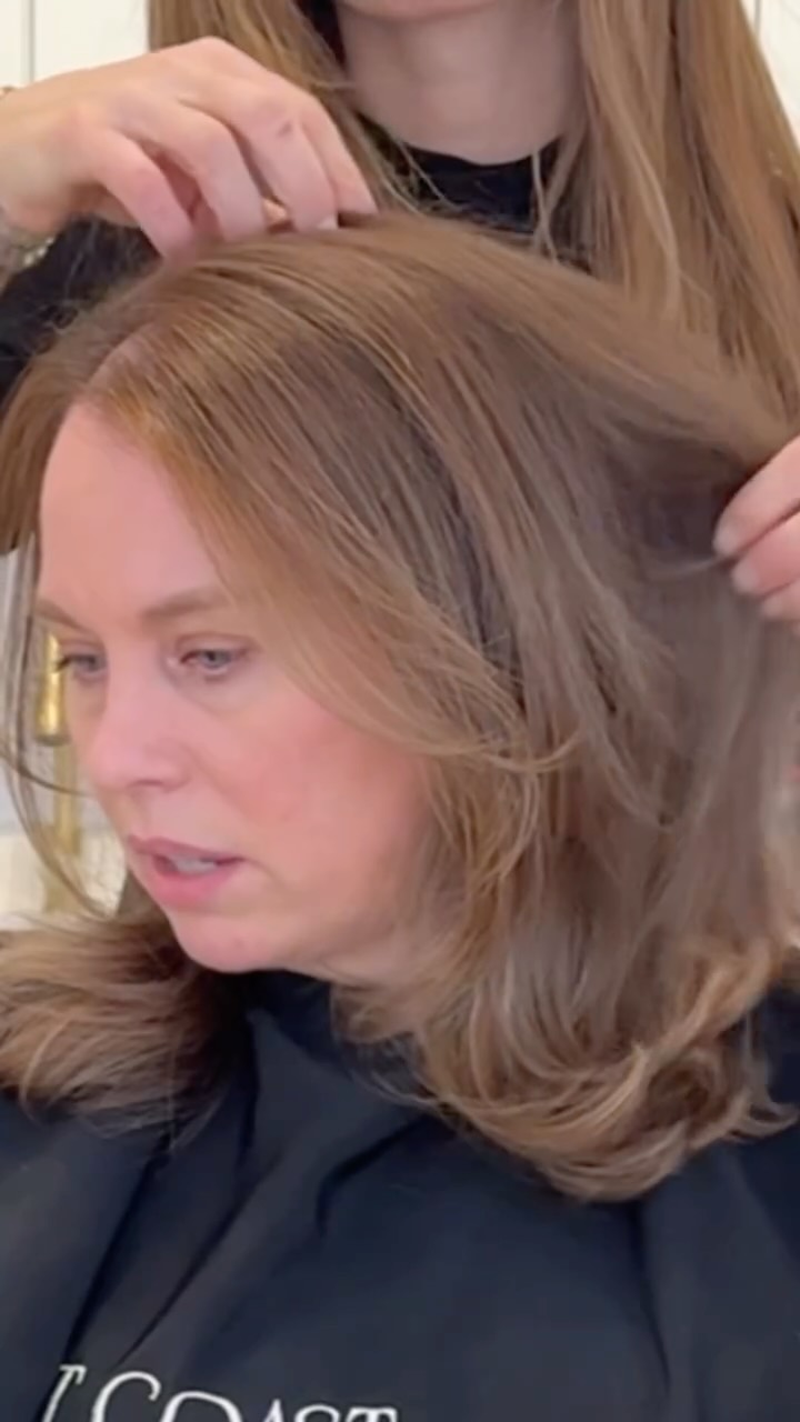 A true lived in look; a realistic highlight color that looks natural, and will grow in seamlessly. It’s gradient, effortless, and soft. An enhanced and elevated version of yourself that’s glowing. ✨
@allnutrient 🌟 gloss;
1 oz 8GI .5 oz 7N .5 oz 8N
#bostonma #hairinspo #behindthechair #bostonhairstylist #hairgoals