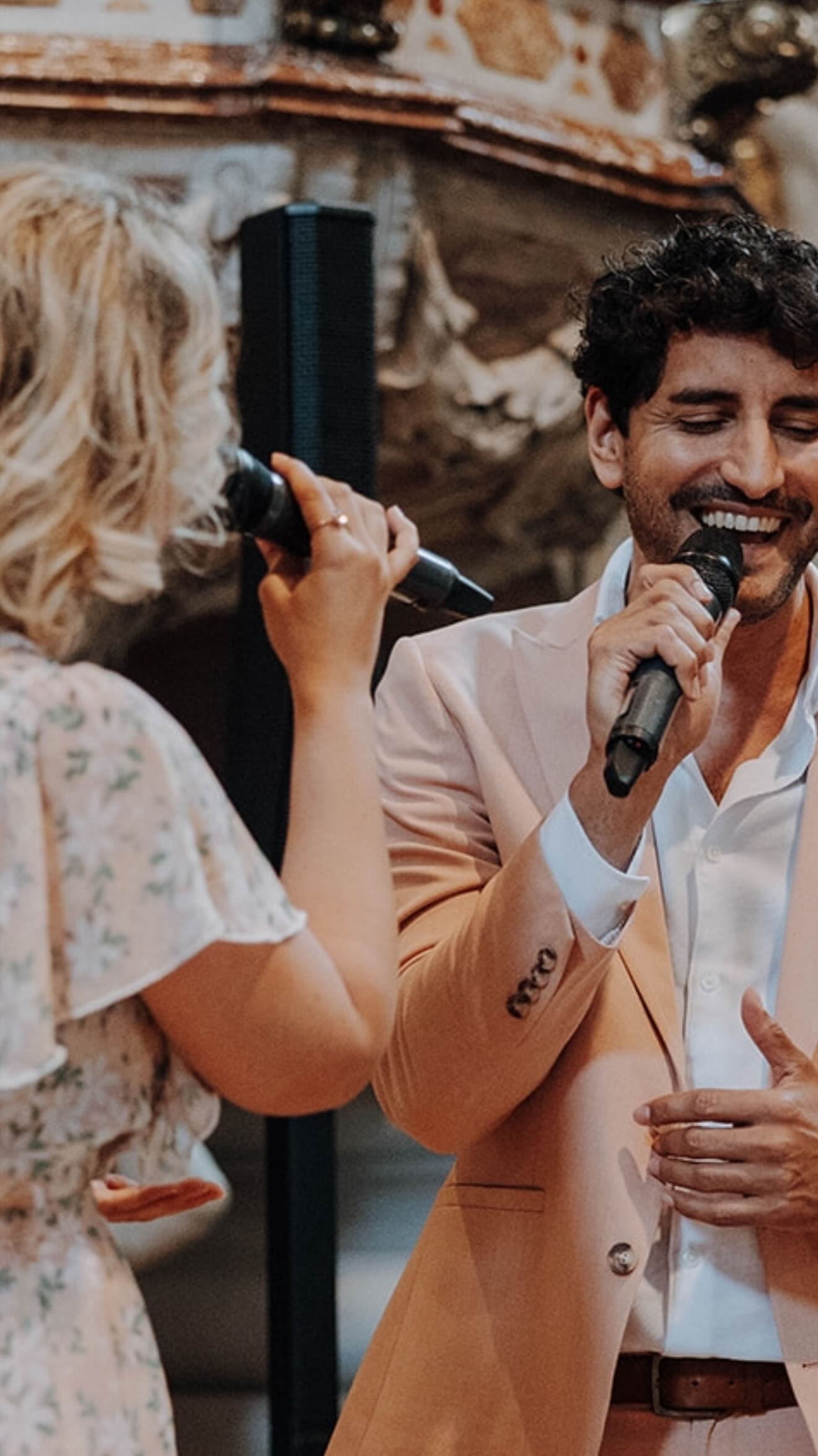 Probe.
Soundcheck.
Live.
Der große Tag besteht aus vielen Etappen- auch für Hochzeitssänger:innen 🤍
Wer findet @zwei_und_mehr, die auch mal durch‘s Bild huscht? 📸🥰
@pablograndeok 🫶🏼
#hochzeitssängerin #hochzeitsduo #hochzeitsmusik #trauung #kirchlichetrauung