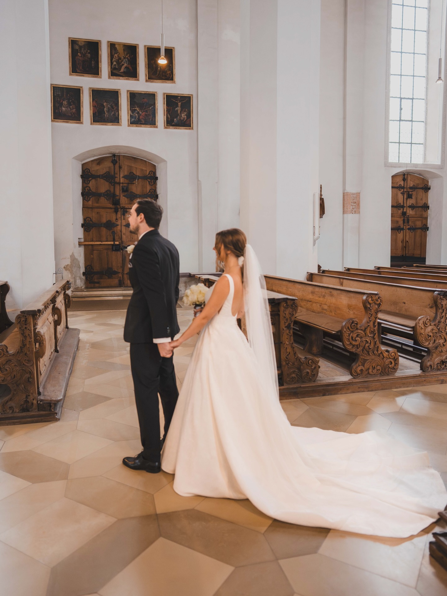 Heiraten in Wintermonaten ist immer was besonderes 😊
Wie verhält sich das Wetter, wo können wir den Firstlook machen, ohne das beide im dicksten Winteroutfit vor der Kamera stehen 😄
Es hat etwas besonderes an sich, kurz vor der Trauung die Kirchen für sich zu haben…
#hochzeitsfotograf #hochzeit #firstlook #weddingpictures